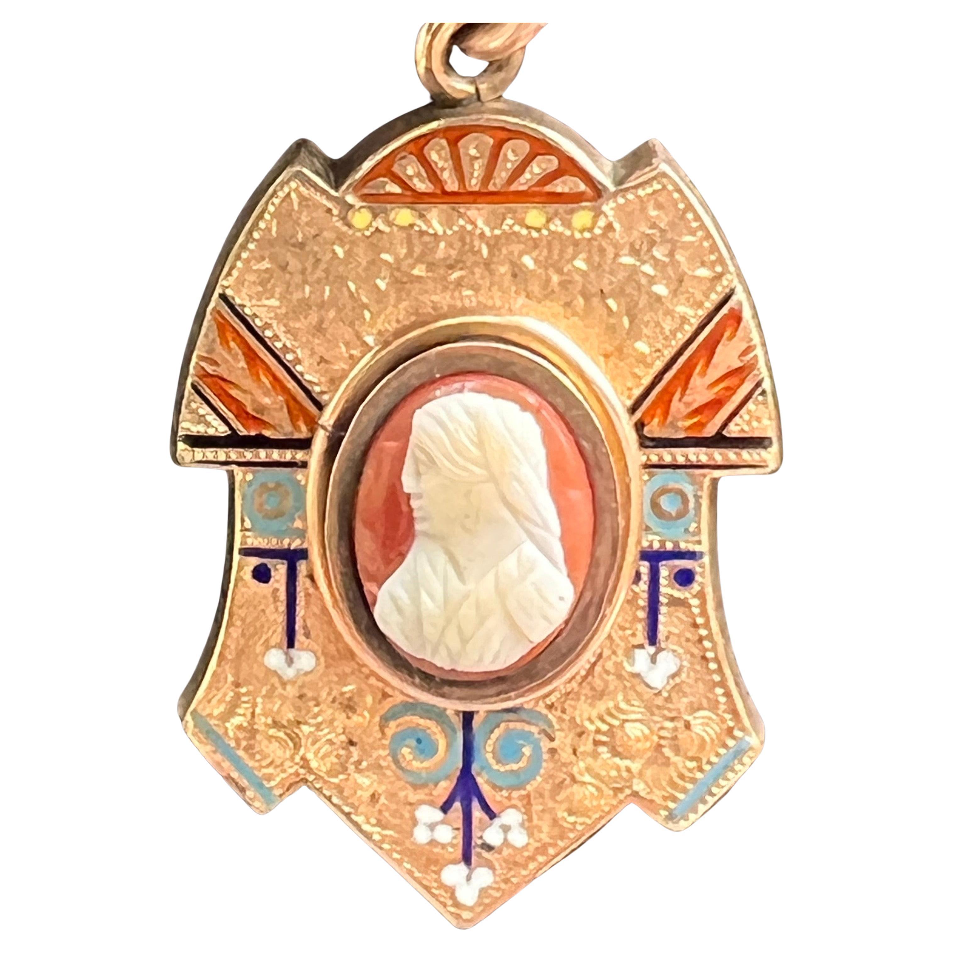 Victorian Mourning Locket with Hard Stone Cameo and Enamel, Gold Filled en venta