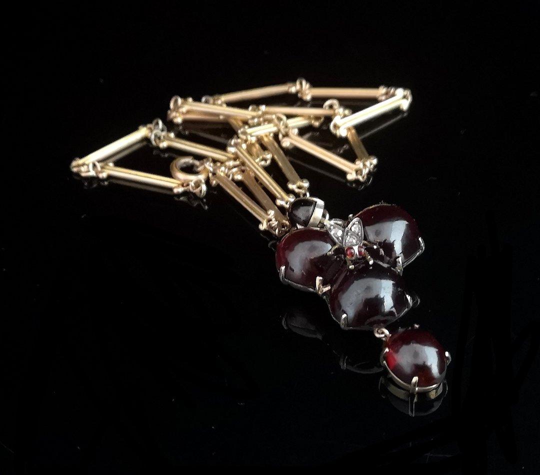 Viktorianische Trauer-Halskette mit Anhänger, Granat, Diamantfliegen, 18 Karat Gelbgold im Zustand „Gut“ im Angebot in NEWARK, GB