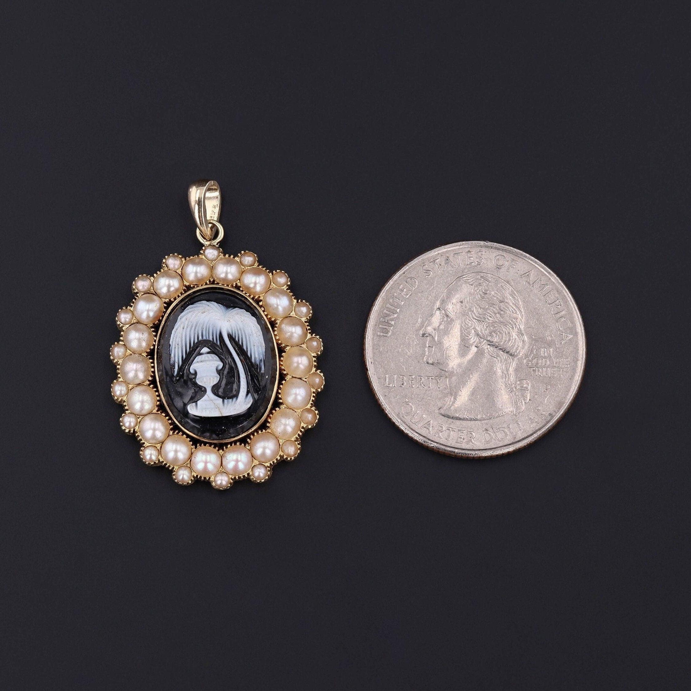 Nell'epoca vittoriana, le perle di un lutto venivano utilizzate per simboleggiare le lacrime di coloro che erano stati lasciati.

Questo antico pezzo da lutto in oro 14k presenta un cammeo in agata bianca e nera intagliato e circondato da perle. Il
