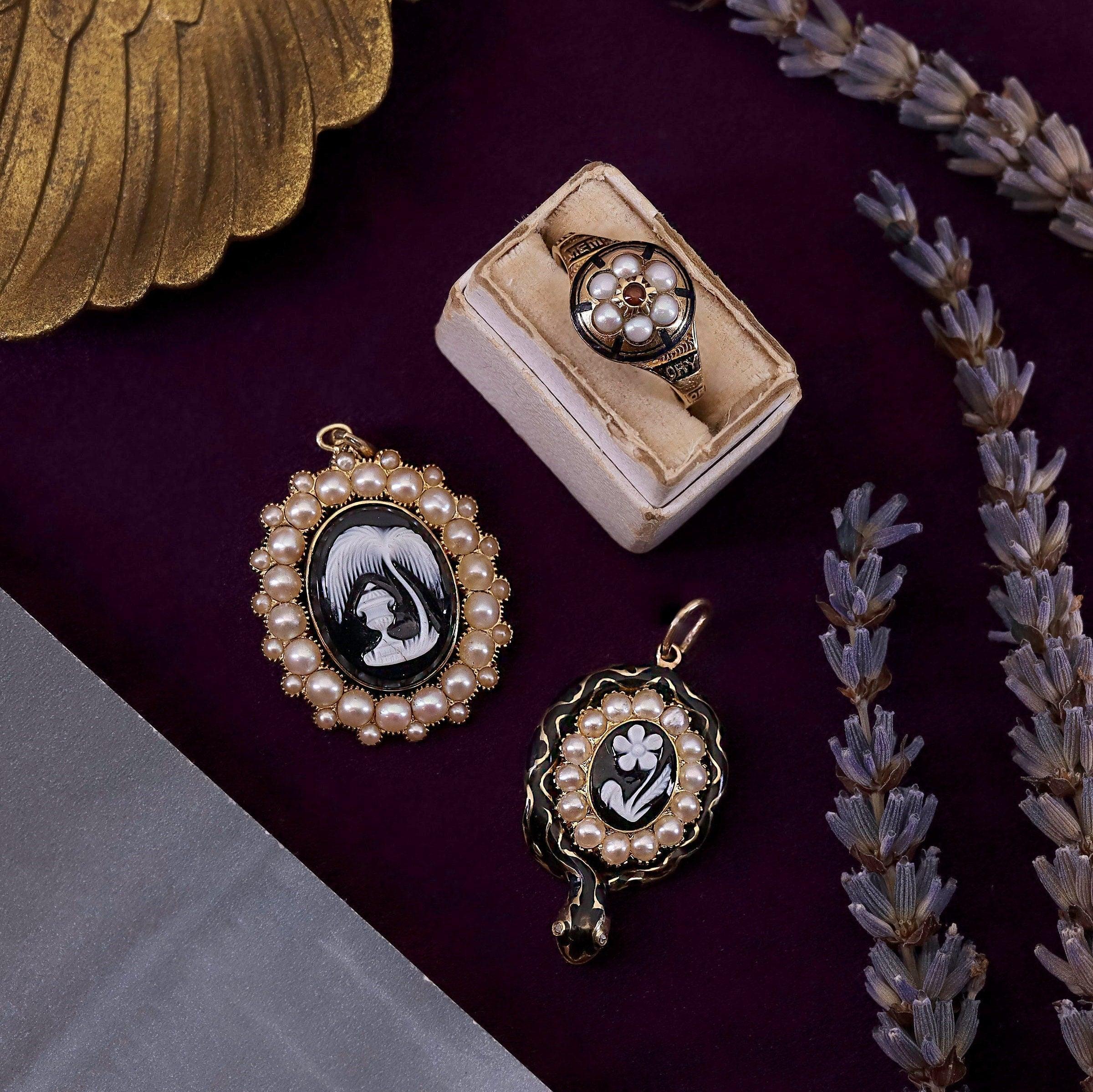 Donna Ciondolo vittoriano a forma di lutto in oro 14k in vendita
