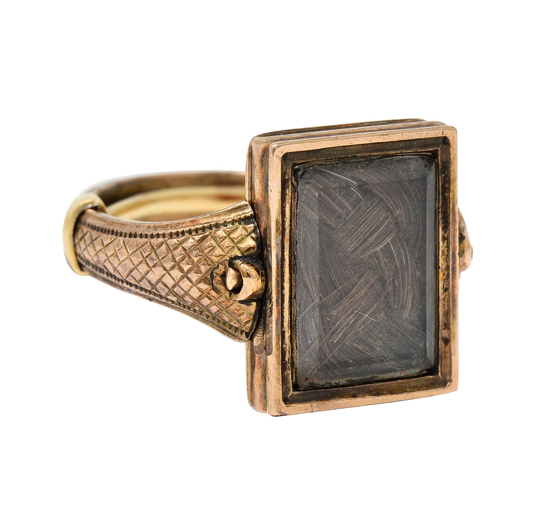 Antiker viktorianischer Flip-Ring aus geflochtenem Quarz mit Kreuz aus 14 Karat Gold im Angebot 1