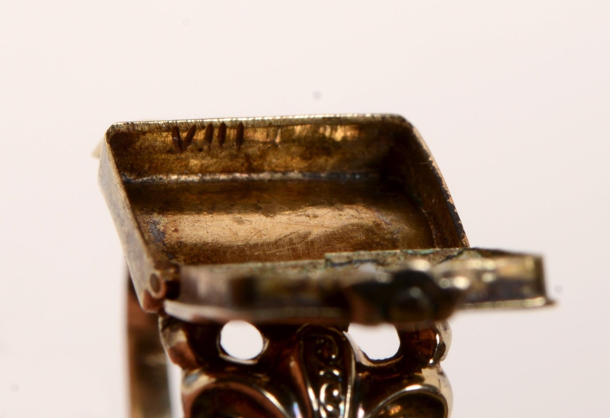 Viktorianischer Trauerring um 1840 mit aufklappbarer Buchform Medaillonfront für Damen oder Herren