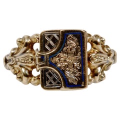 Viktorianischer Trauerring um 1840 mit aufklappbarer Buchform Medaillonfront
