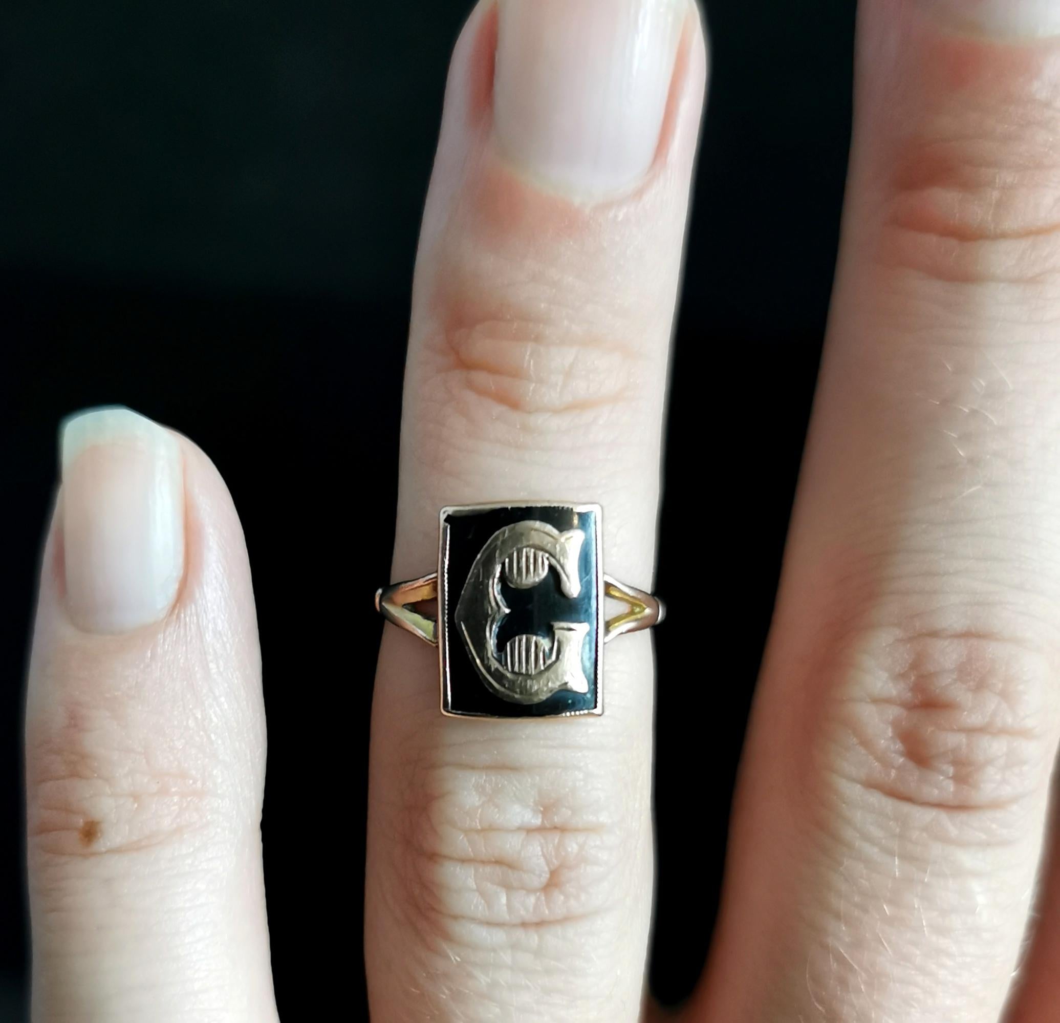 Victorian Mourning Ring, Initial C, 9 Karat Rose Gold and Black Enamel In Fair Condition In NEWARK, GB