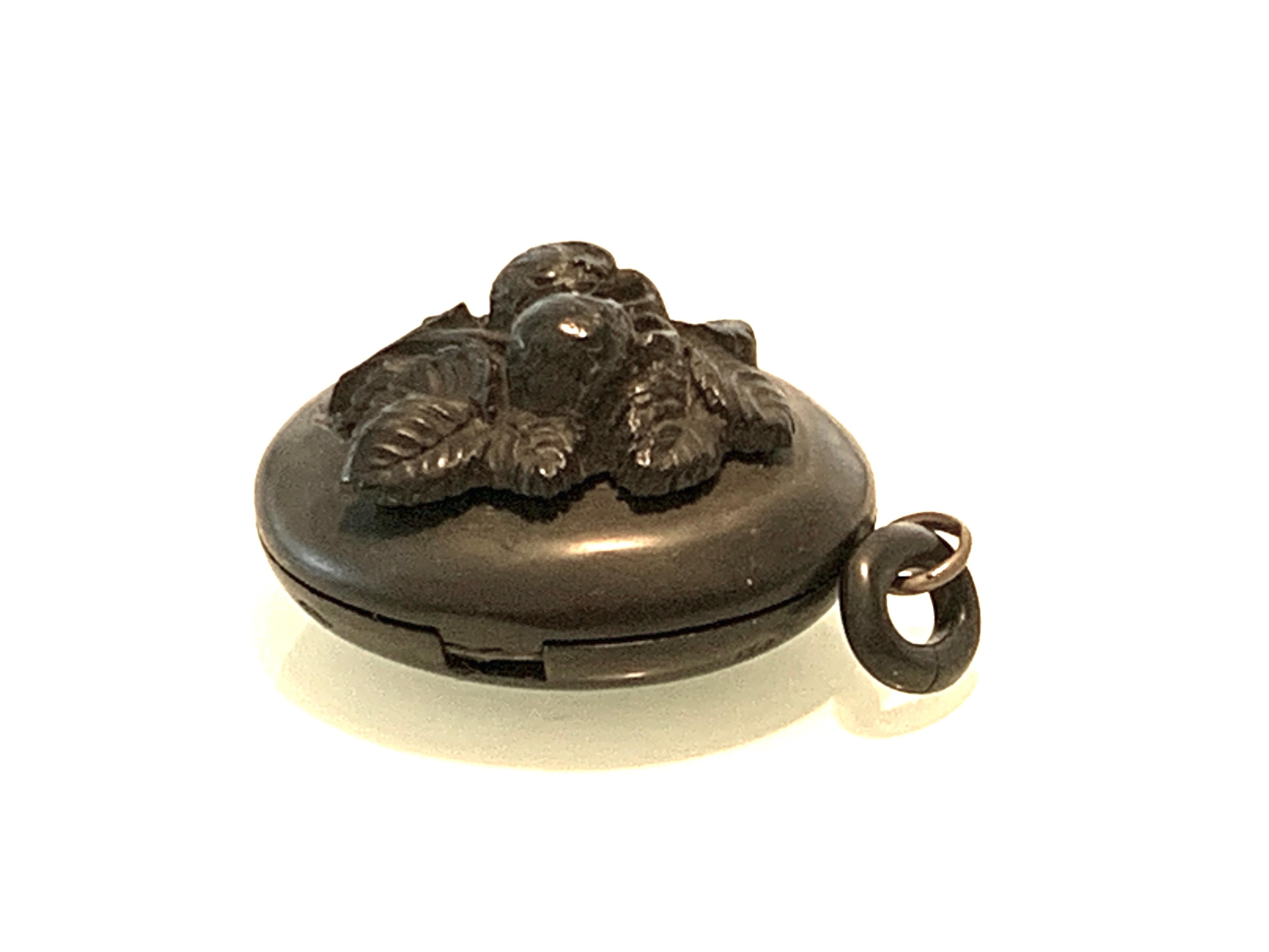 Victorian Mourning Vulcanite Locket In Fair Condition For Sale In London, GB