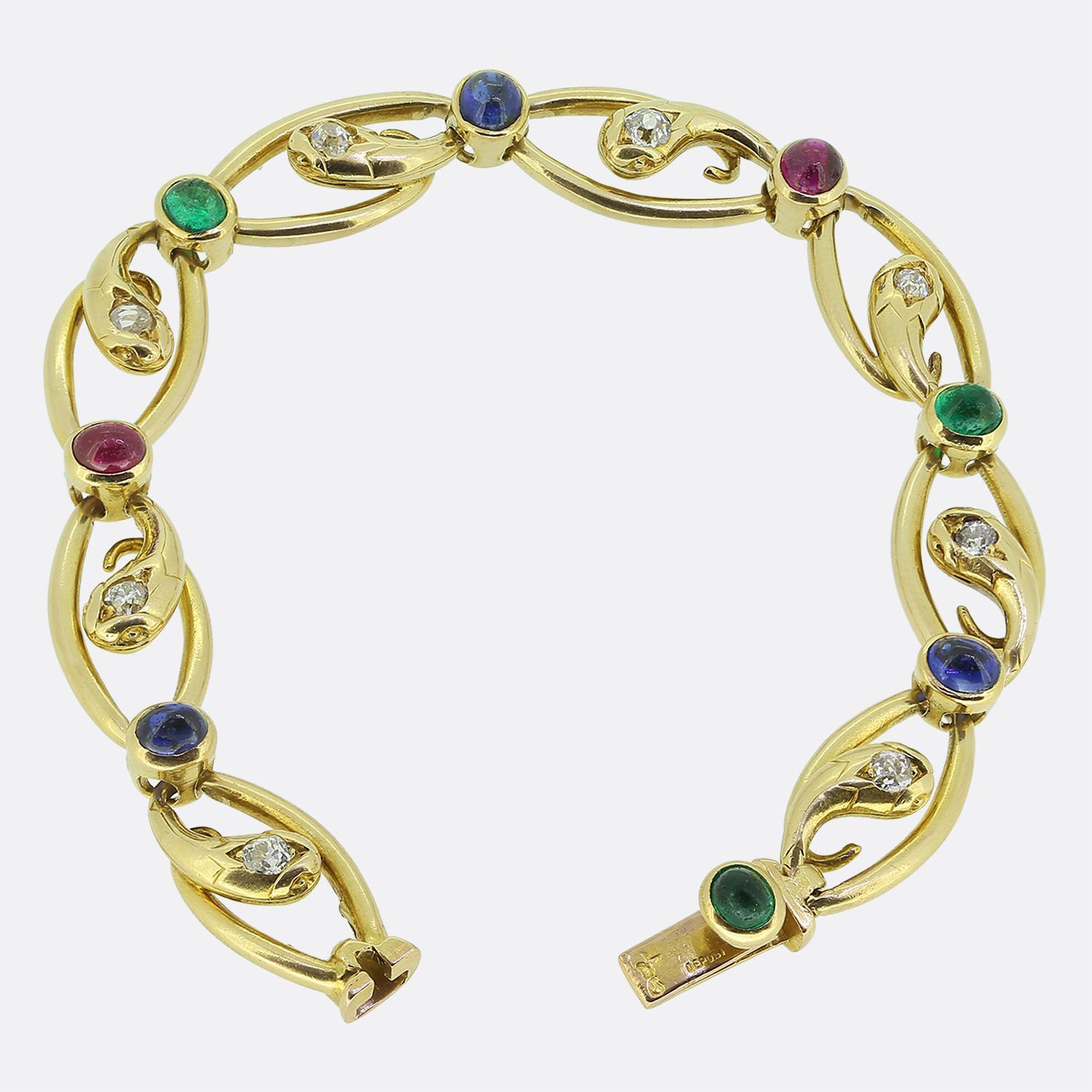 Qui abbiamo un favoloso bracciale a serpente antico che si ritiene sia stato realizzato da Léon Léon durante il tardo periodo vittoriano. Questo bracciale presenta un design accattivante con maglie ovali alternate realizzate in caldo oro giallo 18