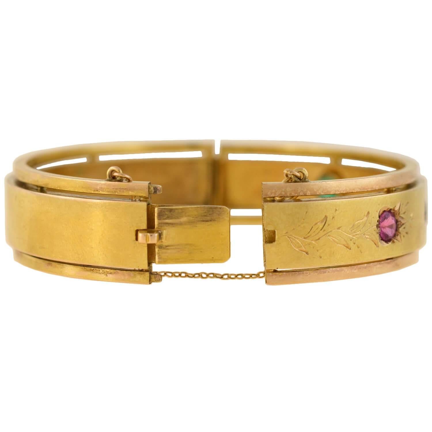 Un superbe bracelet de l'époque victorienne (ca1880) ! Réalisé en or jaune de 15 carats avec des accents en or rose, ce bracelet est orné de quatre pierres précieuses à facettes sur le devant. Un diamant taille ancienne et un riche saphir bleu