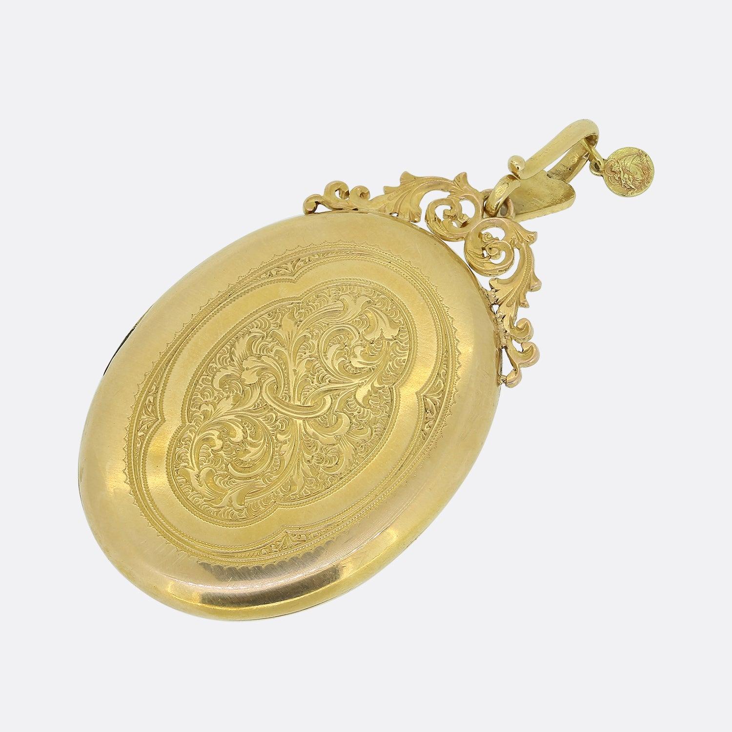Nous avons ici un magnifique médaillon ancien datant de l'époque victorienne. Cette pièce de forme ovale a été réalisée en or jaune 18 ct et présente un motif de libellule serti de pierres précieuses très détaillées au centre d'un arrière-plan