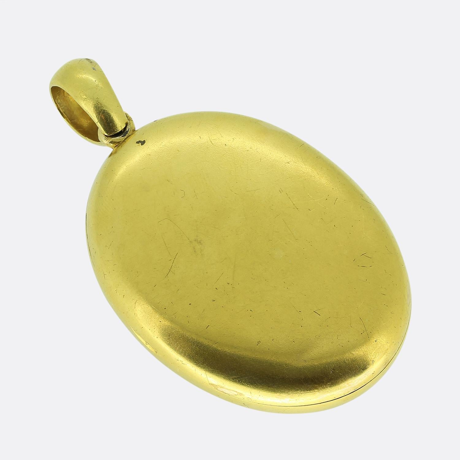 Nous avons ici un médaillon parfaitement surdimensionné datant de l'époque victorienne. Cette pièce ancienne présente une forme ovale et dodue et s'enorgueillit d'un riche ton d'or jaune 18ct. Le corps principal a été savamment émaillé en noir