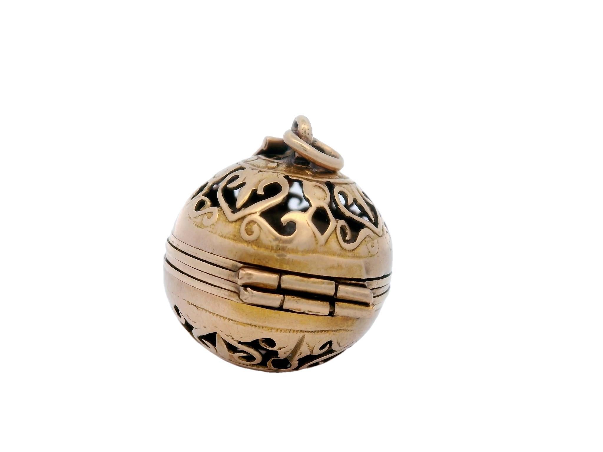 Victorian Multi-Photo Globe Pendant Locket made in 14 Karat Gold 3