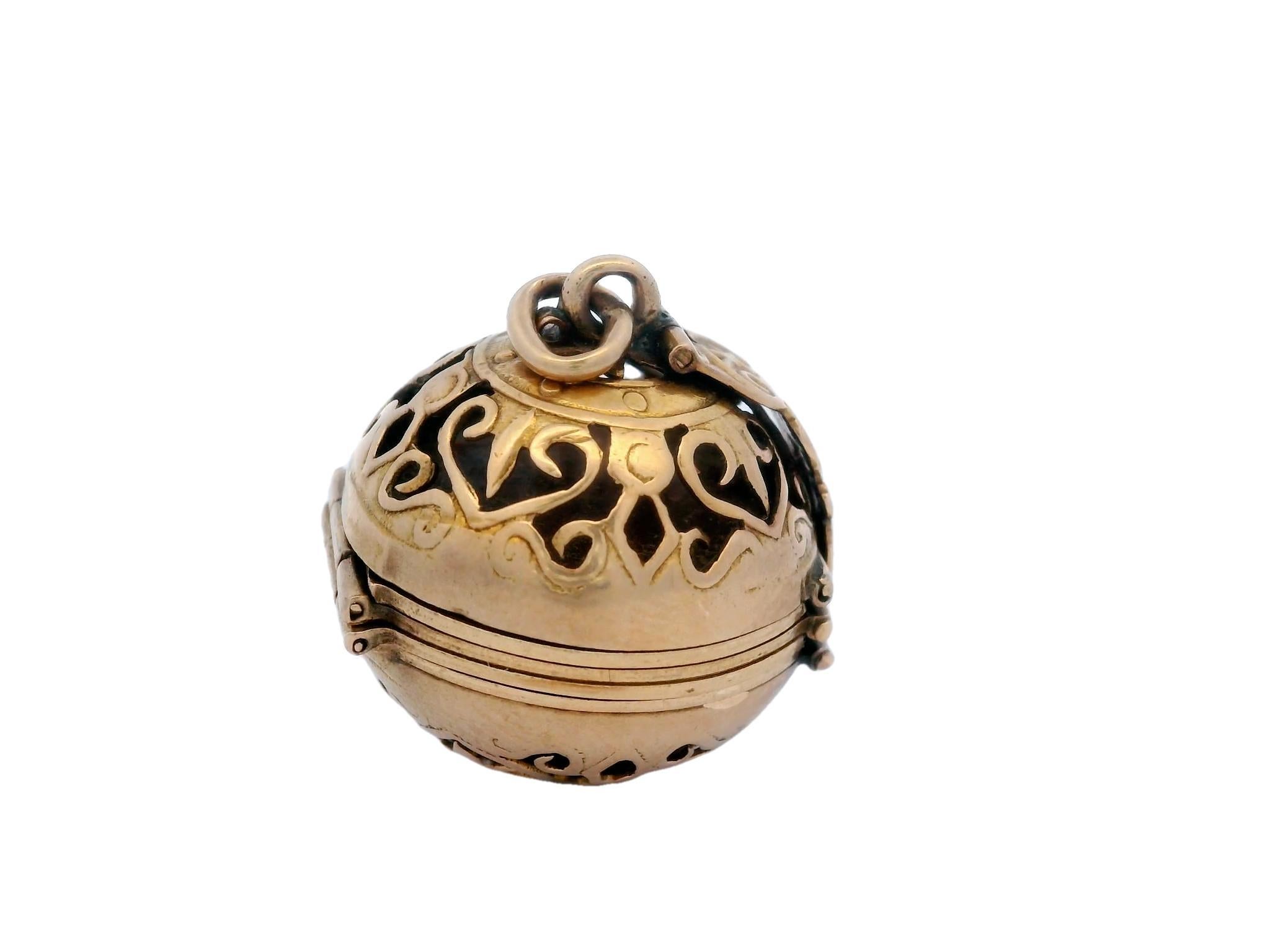 Victorian Multi-Photo Globe Pendant Locket made in 14 Karat Gold 5