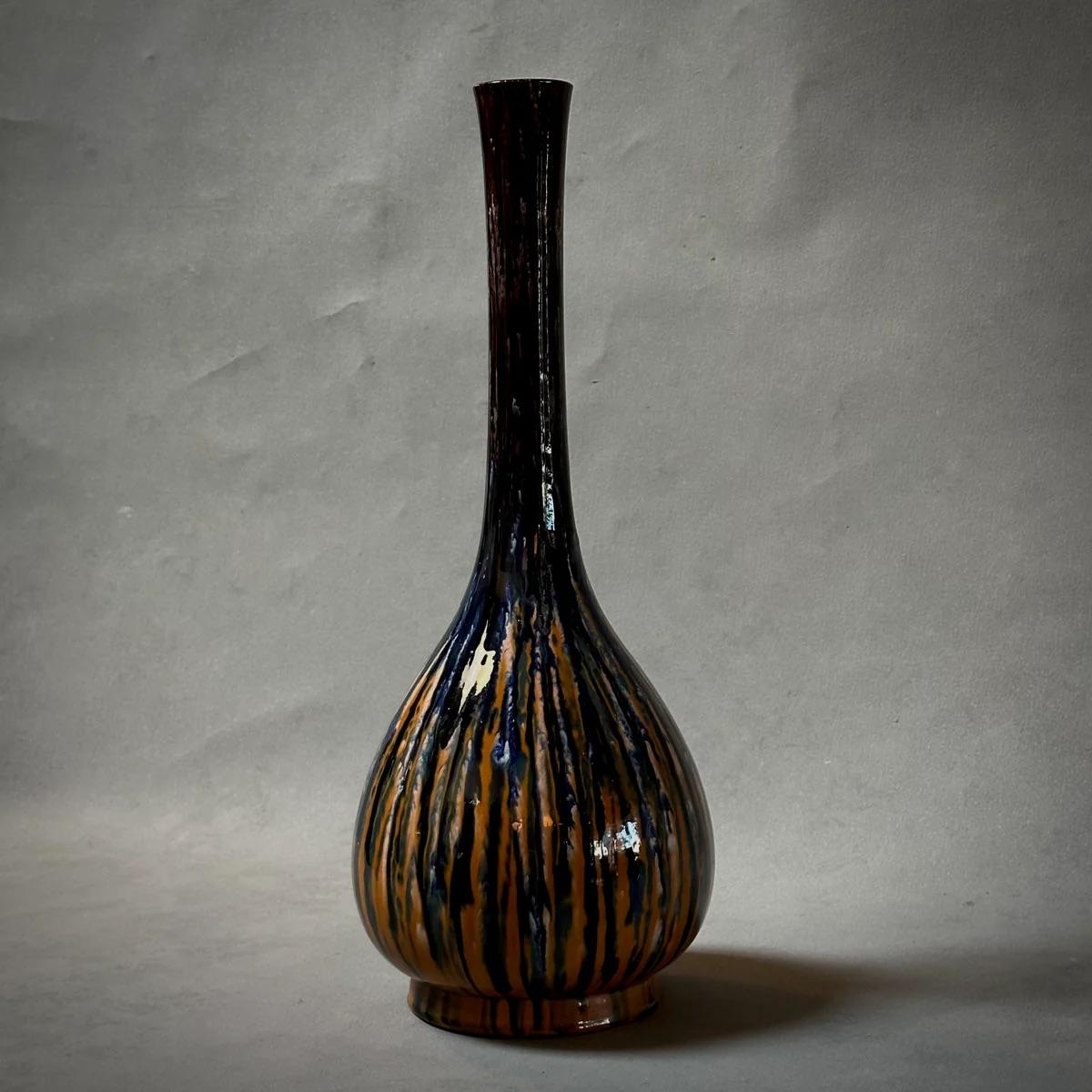 Diese mehrfarbig glasierte Tropfglasurvase aus England, um 1870, zeigt eine atemberaubende Mischung aus orangefarbenen, braunen, indigoblauen und weißen Farben, die sich dramatisch in vertikalen Strichen ausdrücken, die kaskadenförmig zum elegant