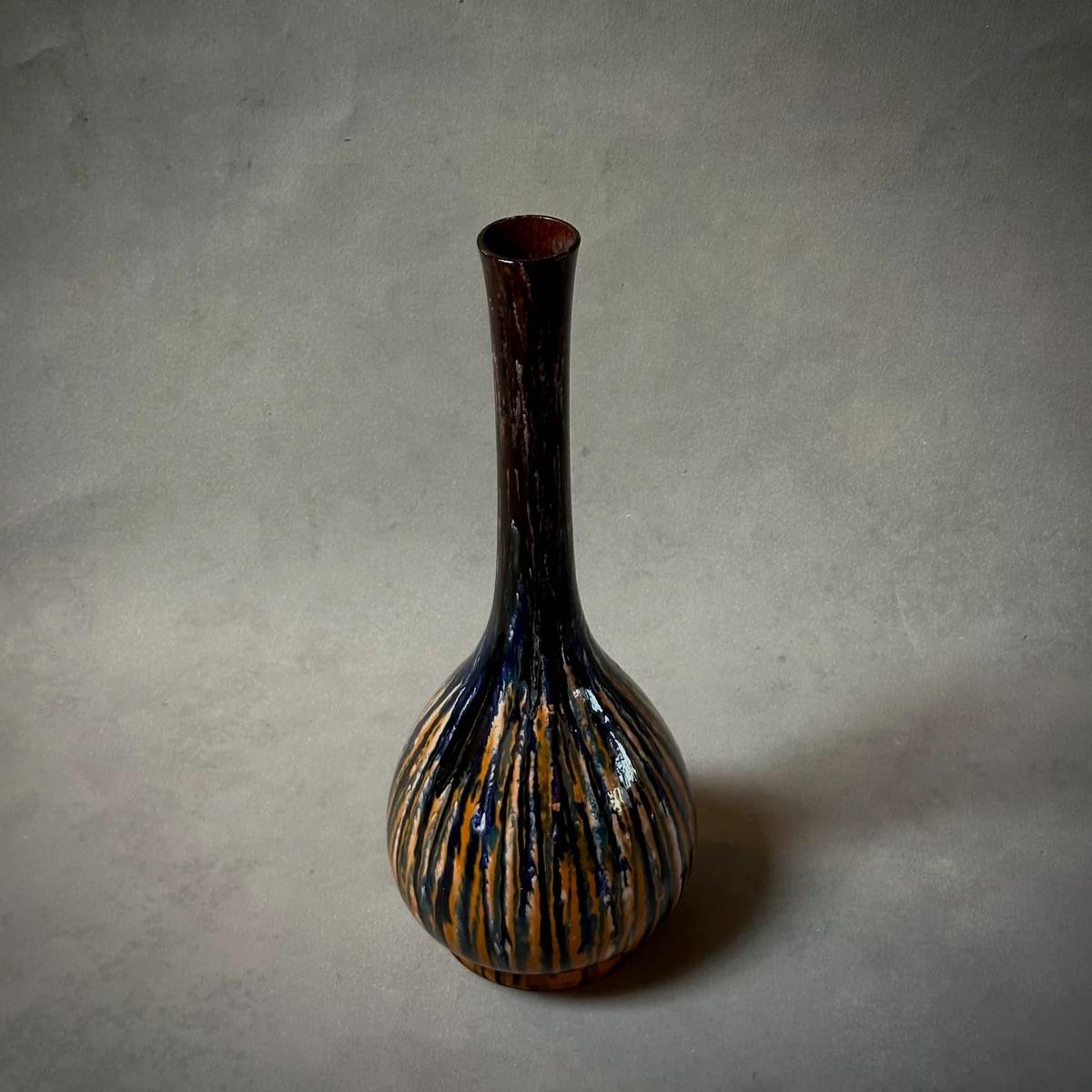 Viktorianische mehrfarbige glasierte Vase (Spätes 19. Jahrhundert) im Angebot