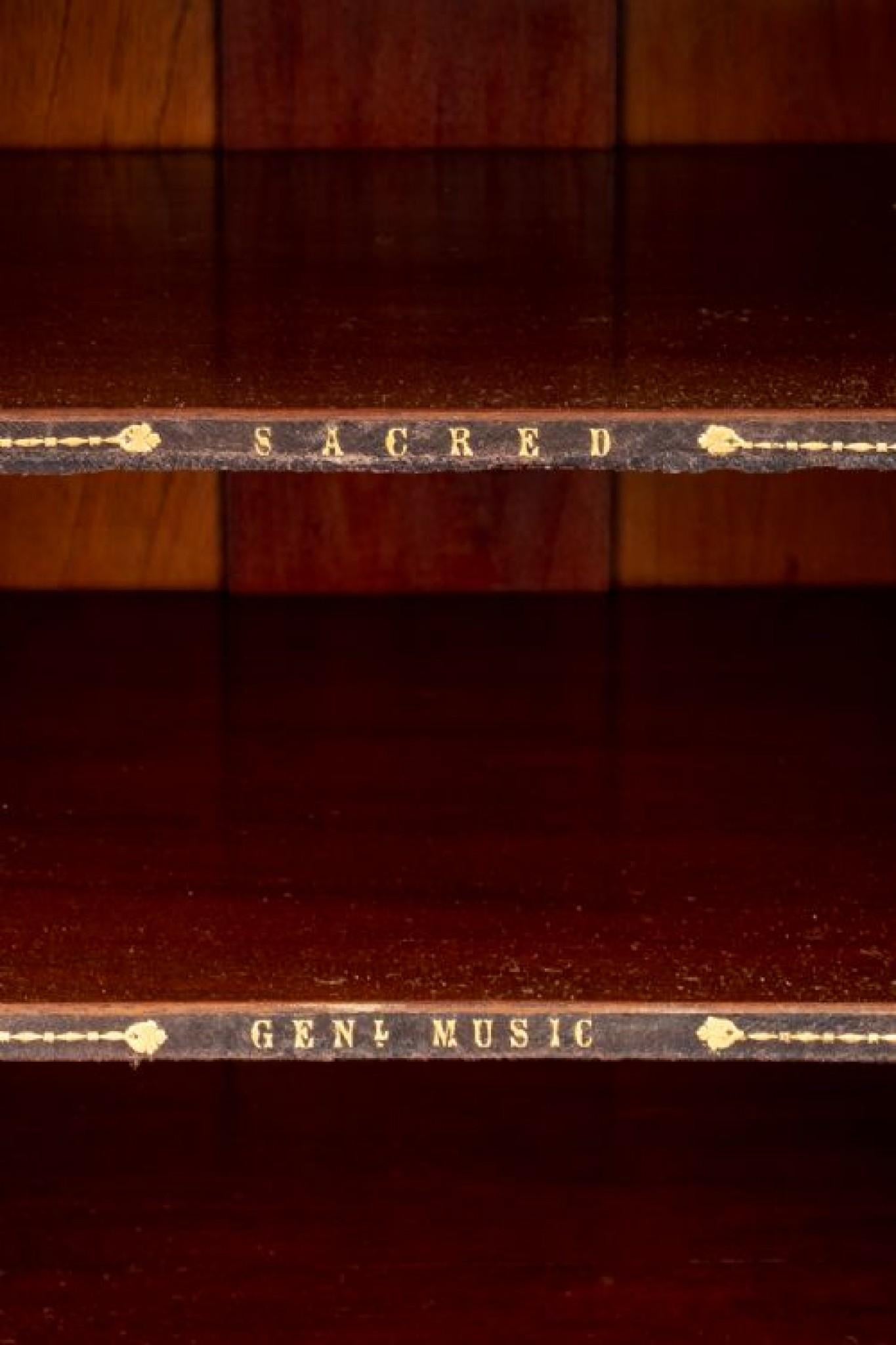 Armoire à musique victorienne en bois de rose 1880 en vente 7