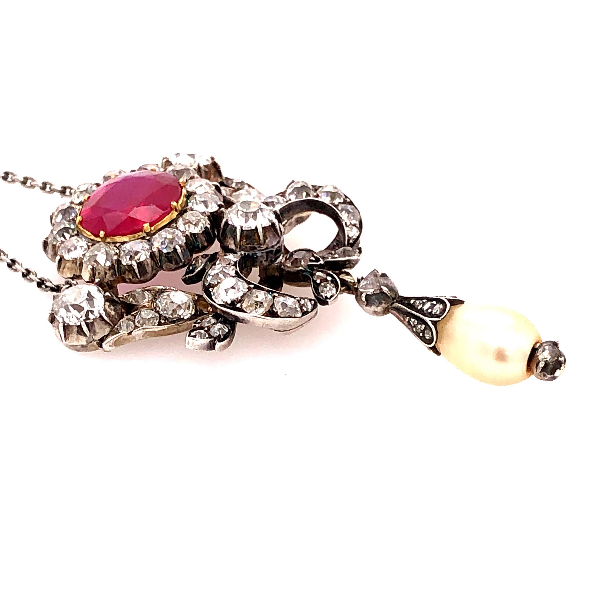 Colgante victoriano de rubí natural de Birmania, diamantes y perlas, 1880 Corte cojín antiguo en venta