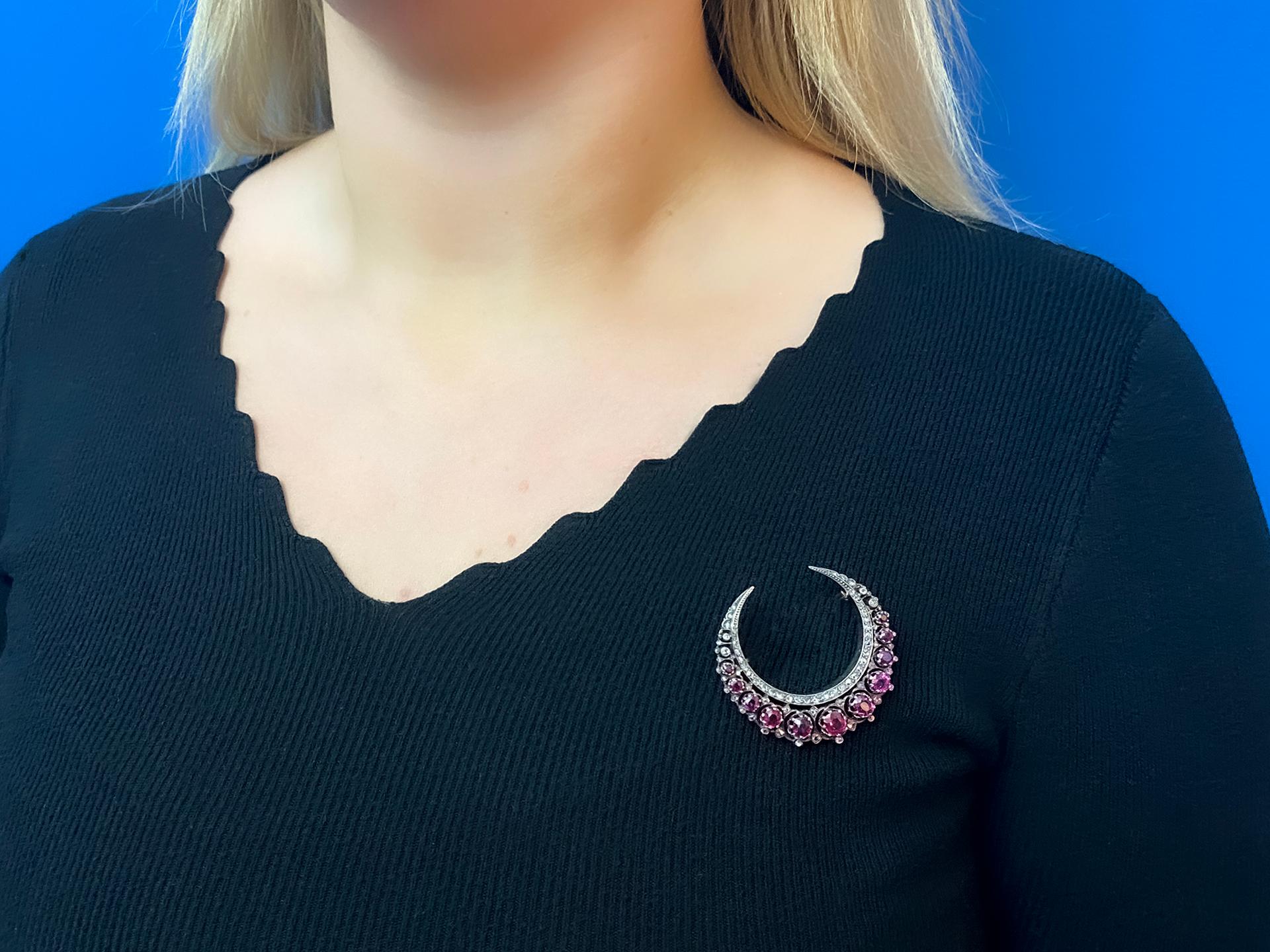 Broche victorienne en forme de croissant en rubis naturel de Birmanie et diamants, vers 1885 en vente 1