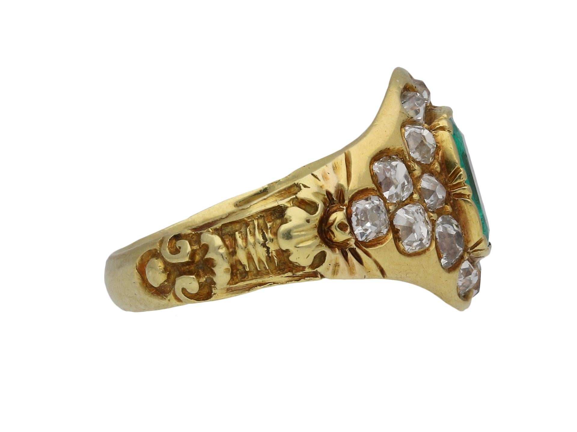 No Oil Victorian kolumbianischen Smaragd und Diamant-Cluster-Ring. In der Mitte ein kissenförmiger, altgeschliffener, natürlicher kolumbianischer Smaragd ohne Farbverbesserung und ohne Klarheitsverbesserung in einer offenen Klauen- und