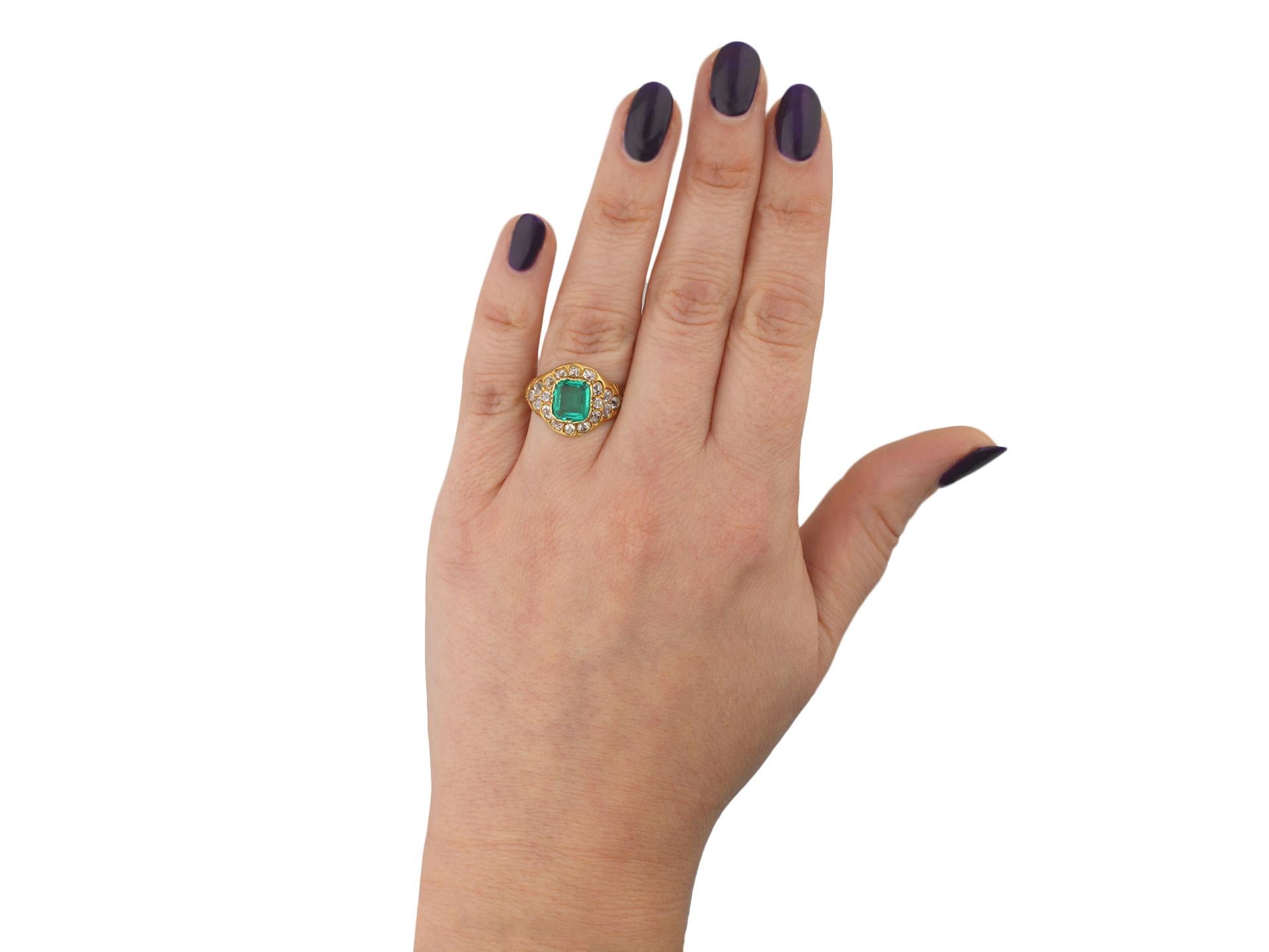 Kein Öl Viktorianischer Ring mit natürlichem kolumbianischem Smaragd und Diamant, um 1900 für Damen oder Herren im Angebot