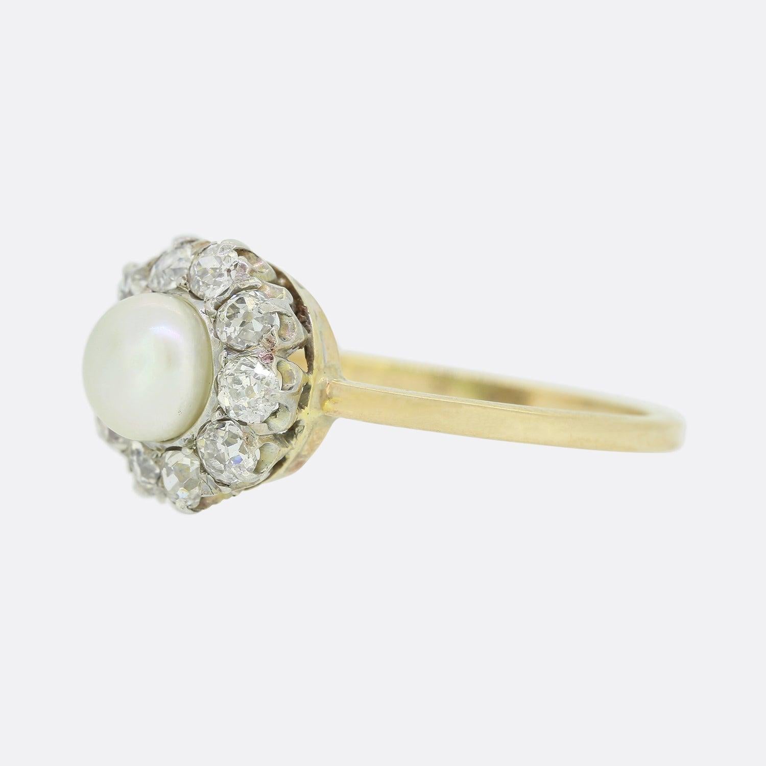 Hier haben wir einen exzellent gearbeiteten 18-karätigen Gelbgold-Cluster-Ring aus der viktorianischen Ära. In der Mitte dieses Schmuckstücks befindet sich eine einzelne Naturperle, die von 10 strahlend weißen Diamanten im Altschliff umgeben ist.