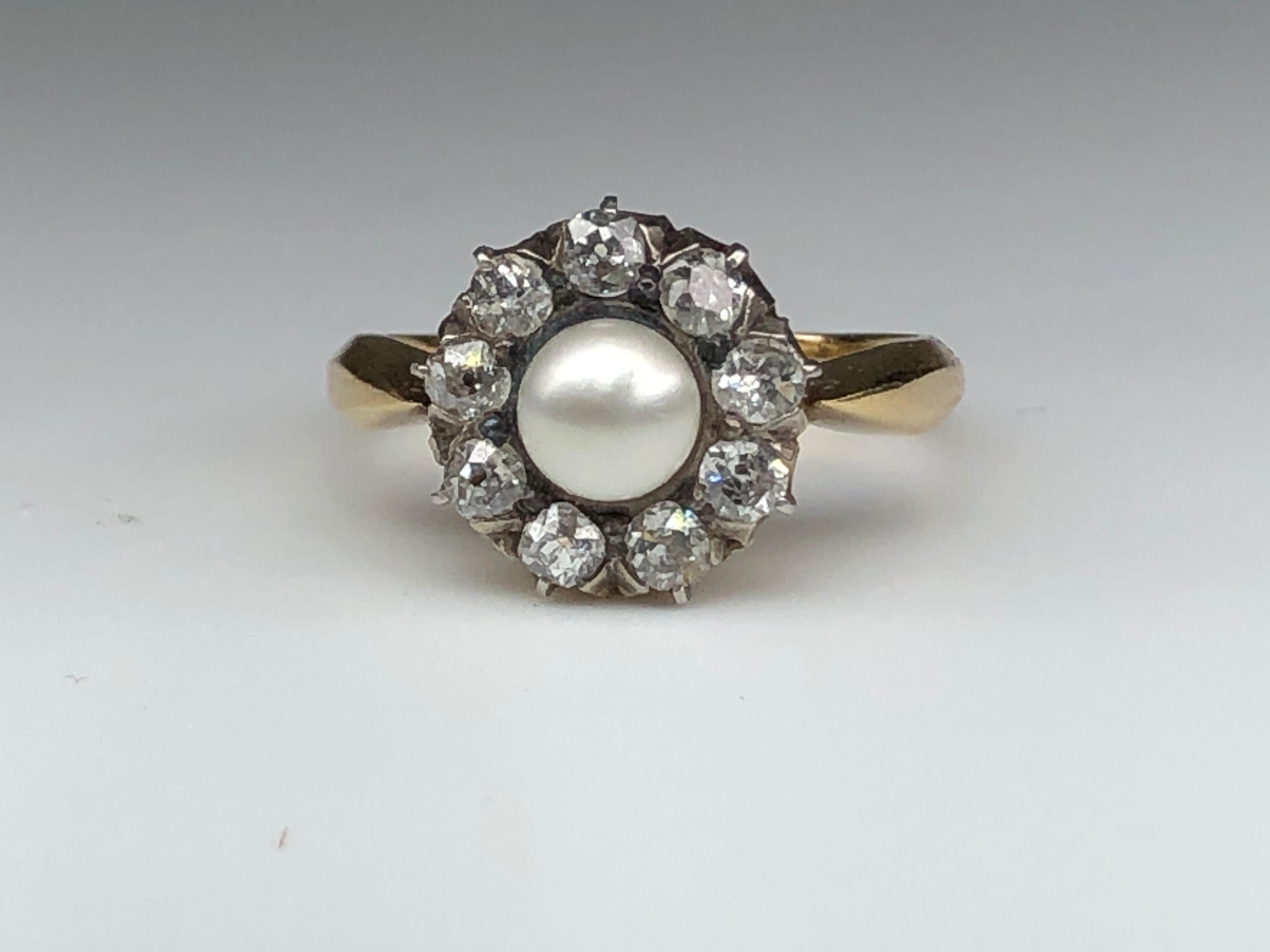 Taille vieille Europe Bague grappe victorienne à fleur en perles naturelles et diamants en forme de halo en vente