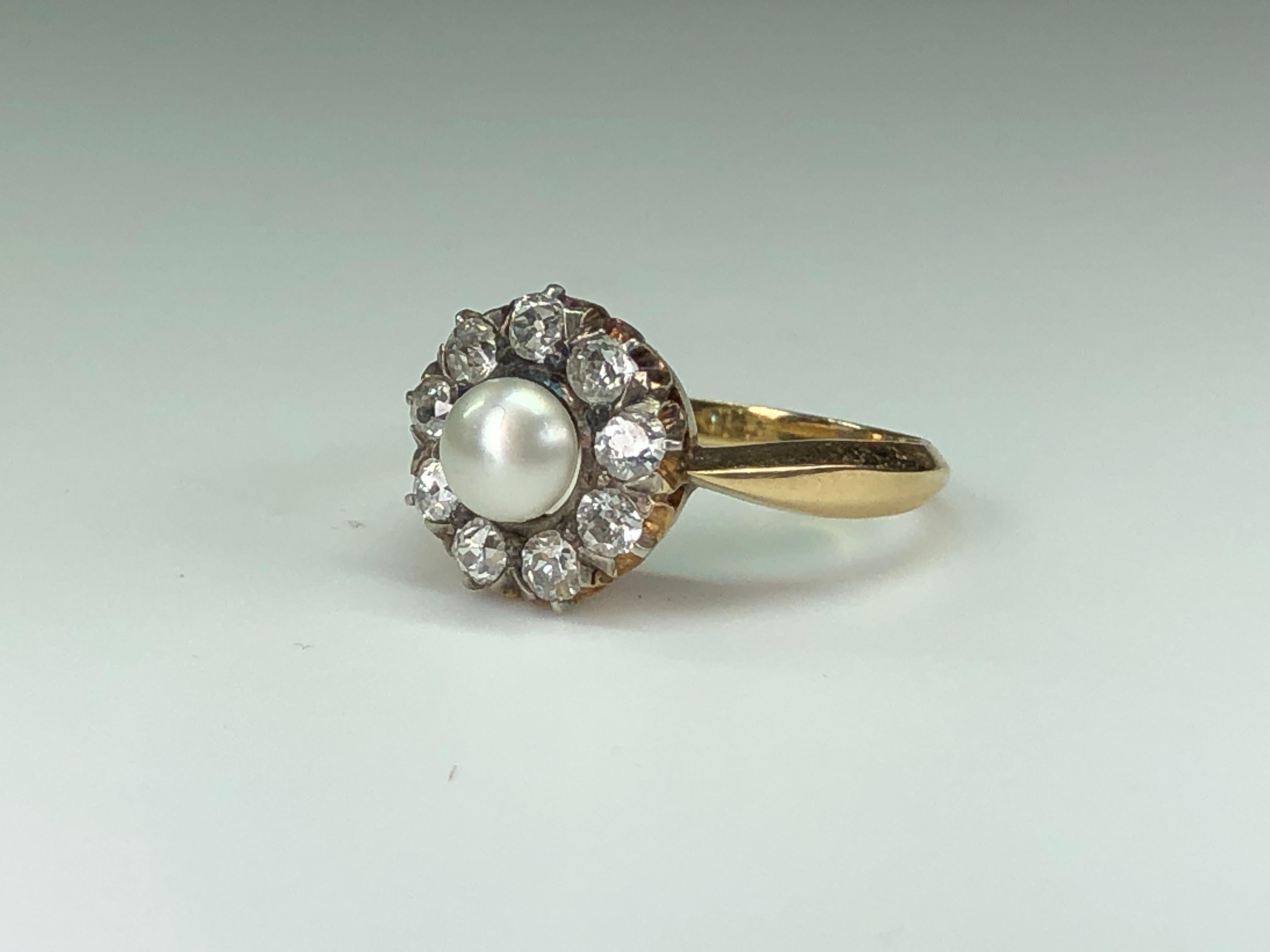 Bague grappe victorienne à fleur en perles naturelles et diamants en forme de halo en vente 2
