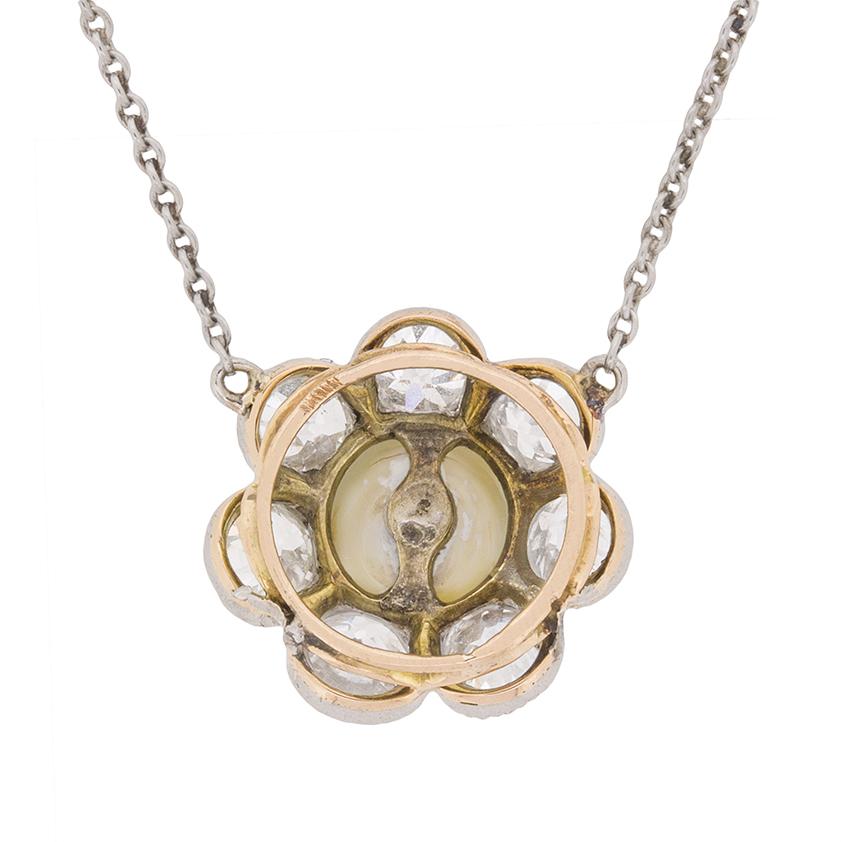 Questa bellissima ed elegante collana presenta una perla naturale al centro. È circondato da un'aureola di diamanti antichi tagliati a mano. Hanno un peso complessivo di 1,05 carati e sono stimati di colore G e purezza VS. Gli splendidi diamanti