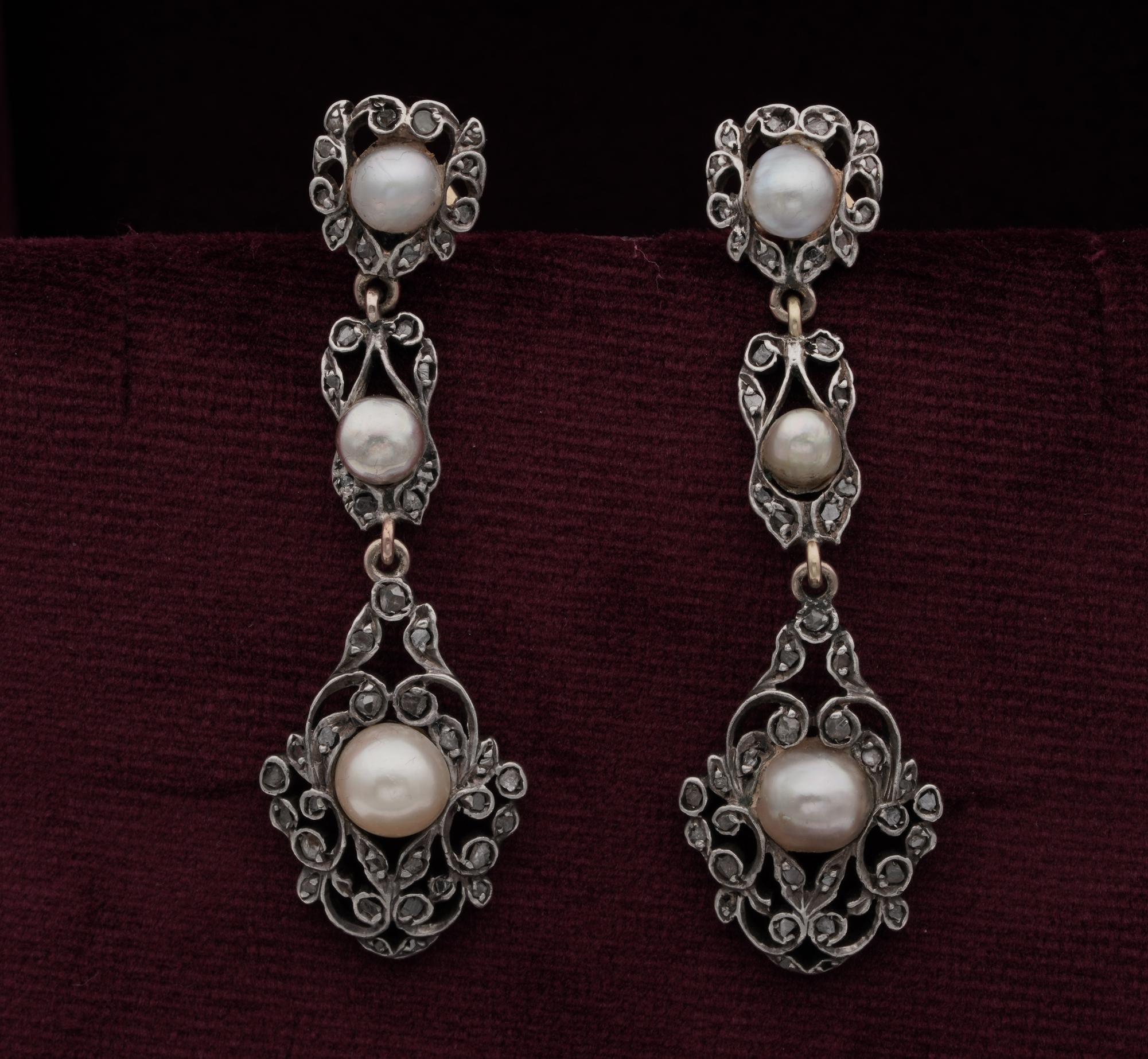 Incantevole paio di orecchini a goccia lunghi di epoca vittoriana - Realizzati a mano in oro massiccio 18 Kt e ricoperti d'argento
Una squisita lavorazione a volute minuscole come un'antica decorazione, impreziosita da piccolissimi diamanti taglio