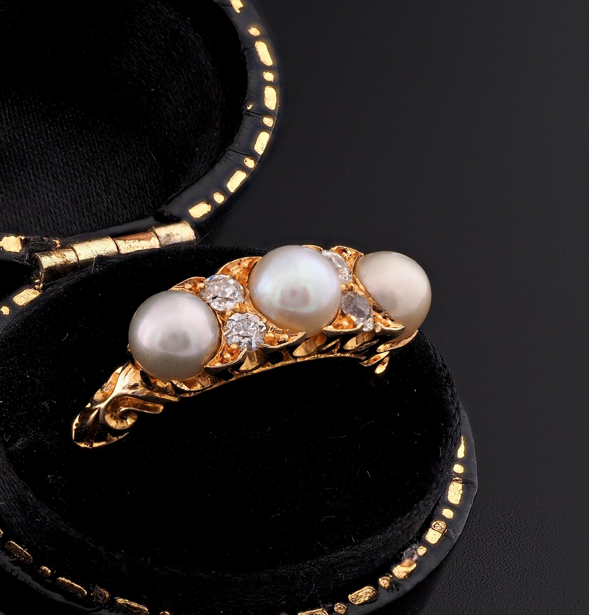 Victorian Natural Pearl Diamond Three Stone 18 KT Ring In Good Condition For Sale In Napoli, IT