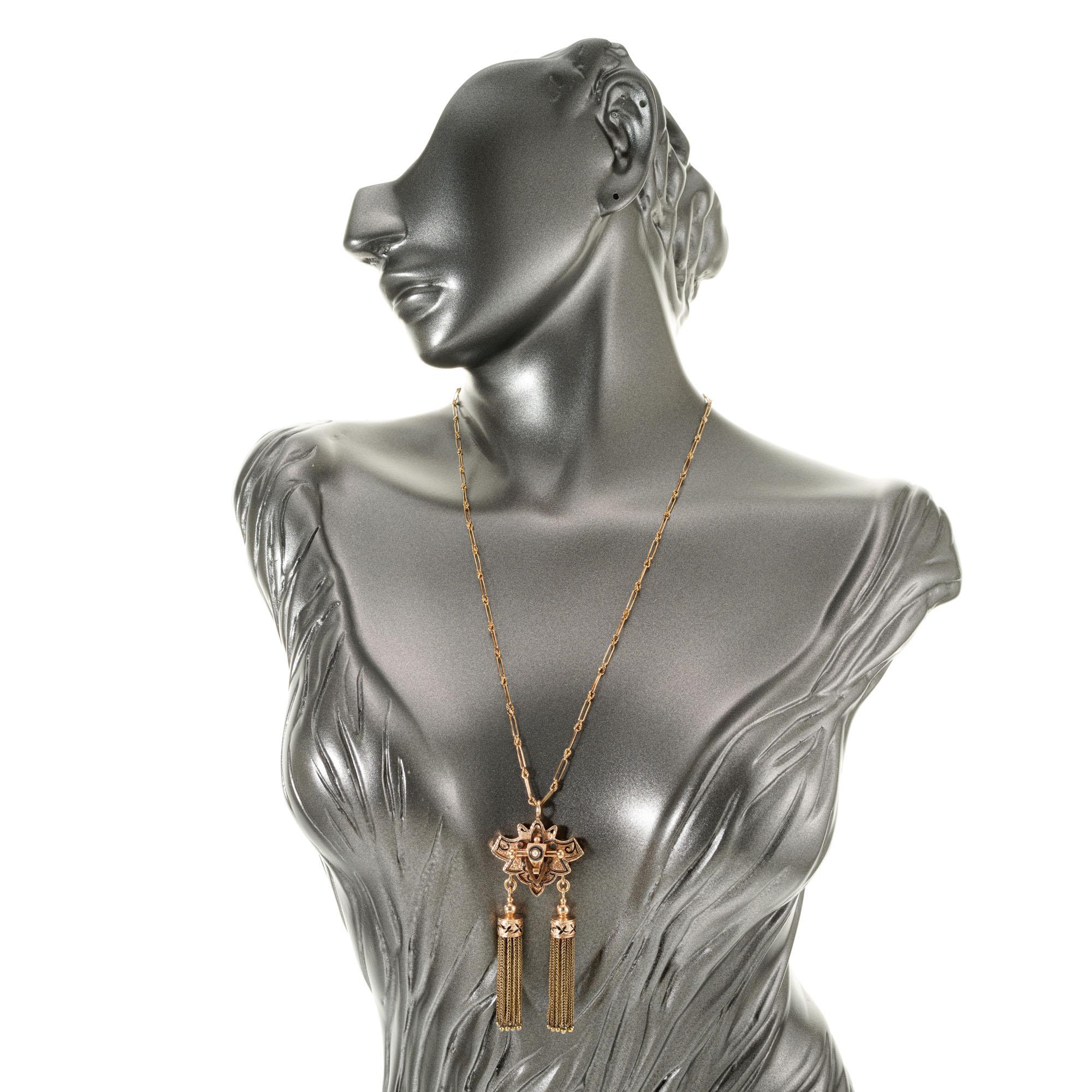 Halskette mit Quastenanhänger aus Roségold mit viktorianischer Naturperle und Emaille im Zustand „Gut“ im Angebot in Stamford, CT