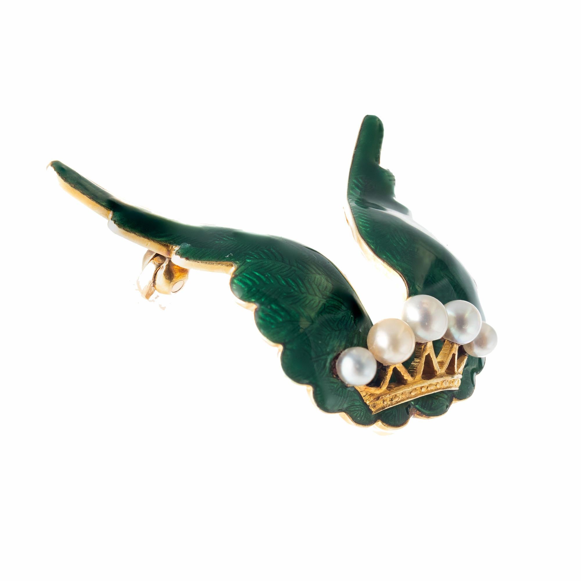 grüne Emaille-Flügelbrosche aus den 1890er Jahren mit natürlichen, abgestuften Perlen. Auf der Rückseite befindet sich ein Haken, an dem ein Anhänger oder eine kleine Uhr befestigt werden kann. Etwa  1890-1900

5 natürliche graue Perlen