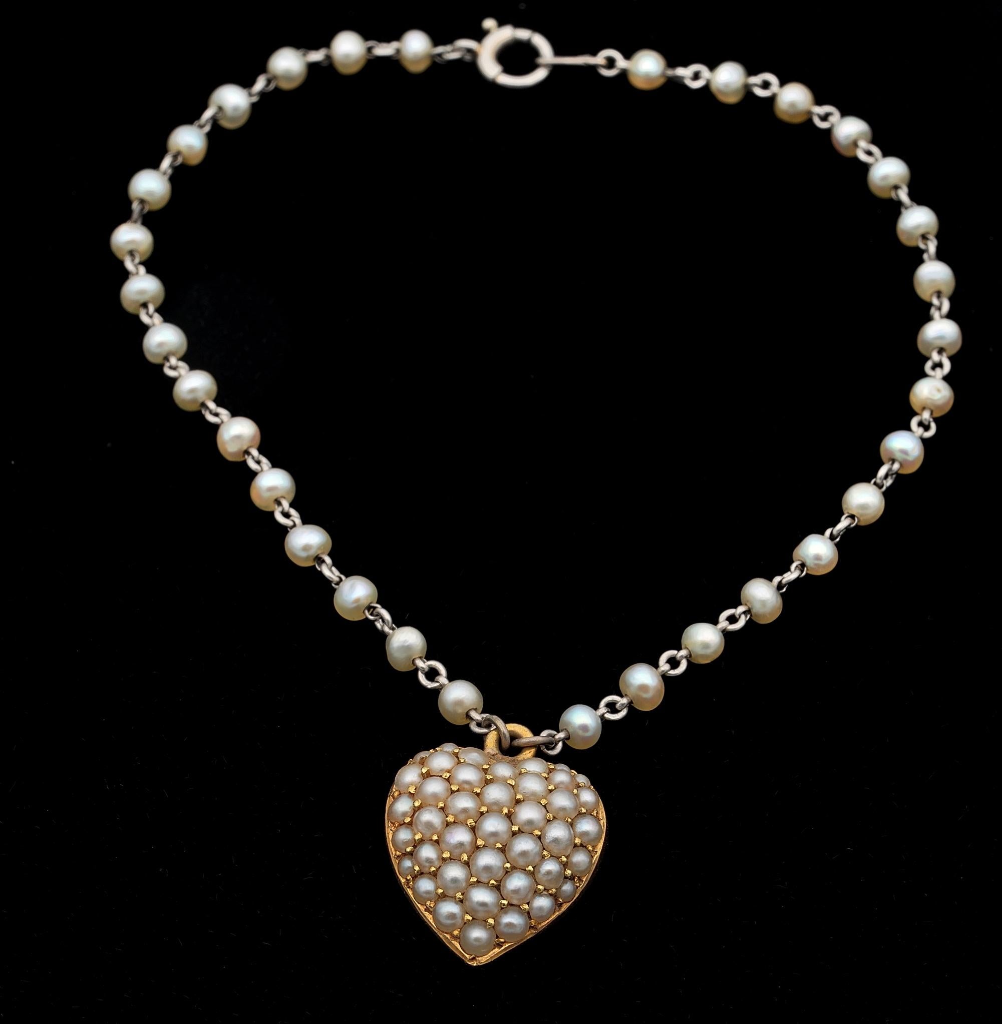 Victorian Romanticism
This lovely little Victorian era bracelet is composed by a sweet heart made of 15 Ct solid gold – marked – hanging from a Platinum chain inter spaced by natural pearls
The sweet heart is of puffy design top is overwhelmed by