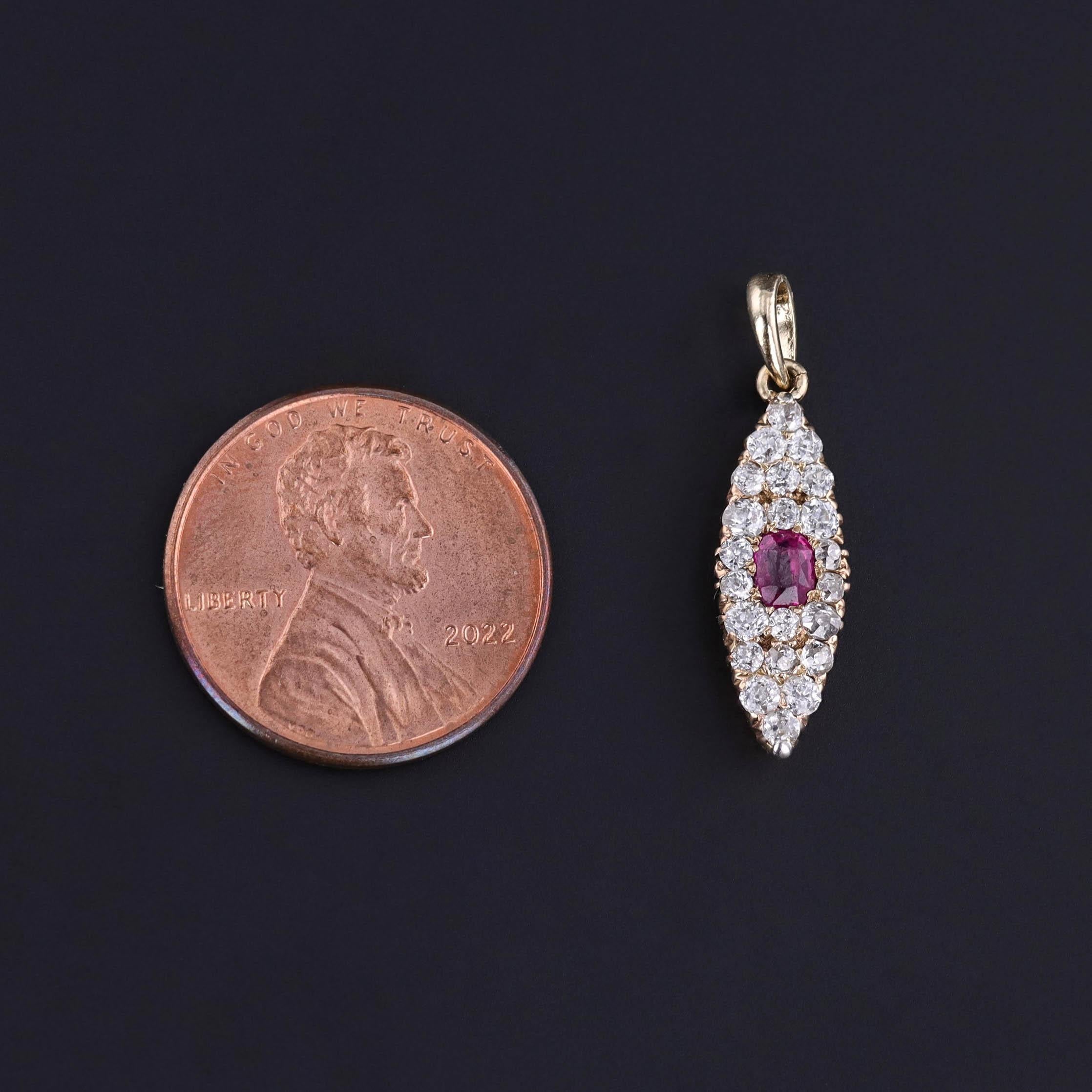 Colgante antiguo de oro de 14 quilates con un rubí natural y sin tratar de 0,25 quilates, de color rojo púrpura intenso y talla cojín, rodeado por un pavé de 13 diamantes talla antigua.

La pieza mide 1 pulgada desde la parte superior de la fianza