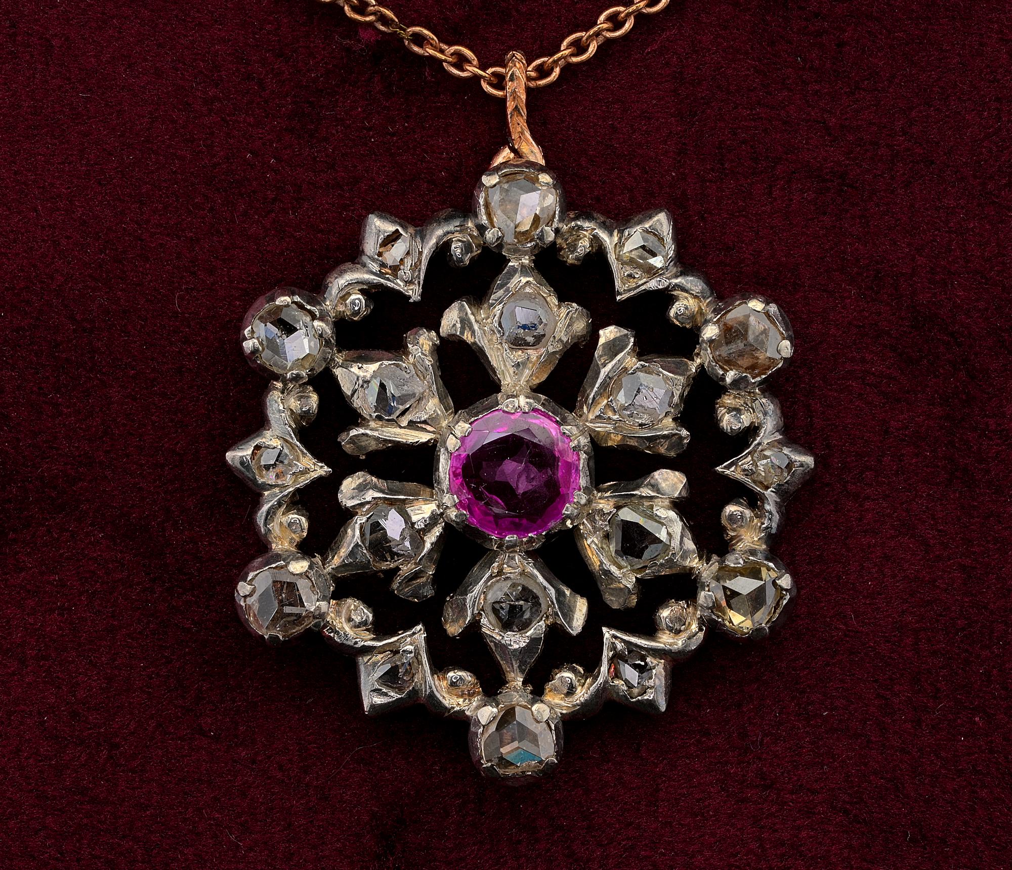 La naturaleza expresada en la época victoriana
La joyería se inspira en la belleza de la Mother Nature, es el caso de este precioso colgante grande
1860 ca hecho a mano en la época de oro rosa macizo de 18 Kt y porciones de plata
El motivo único de