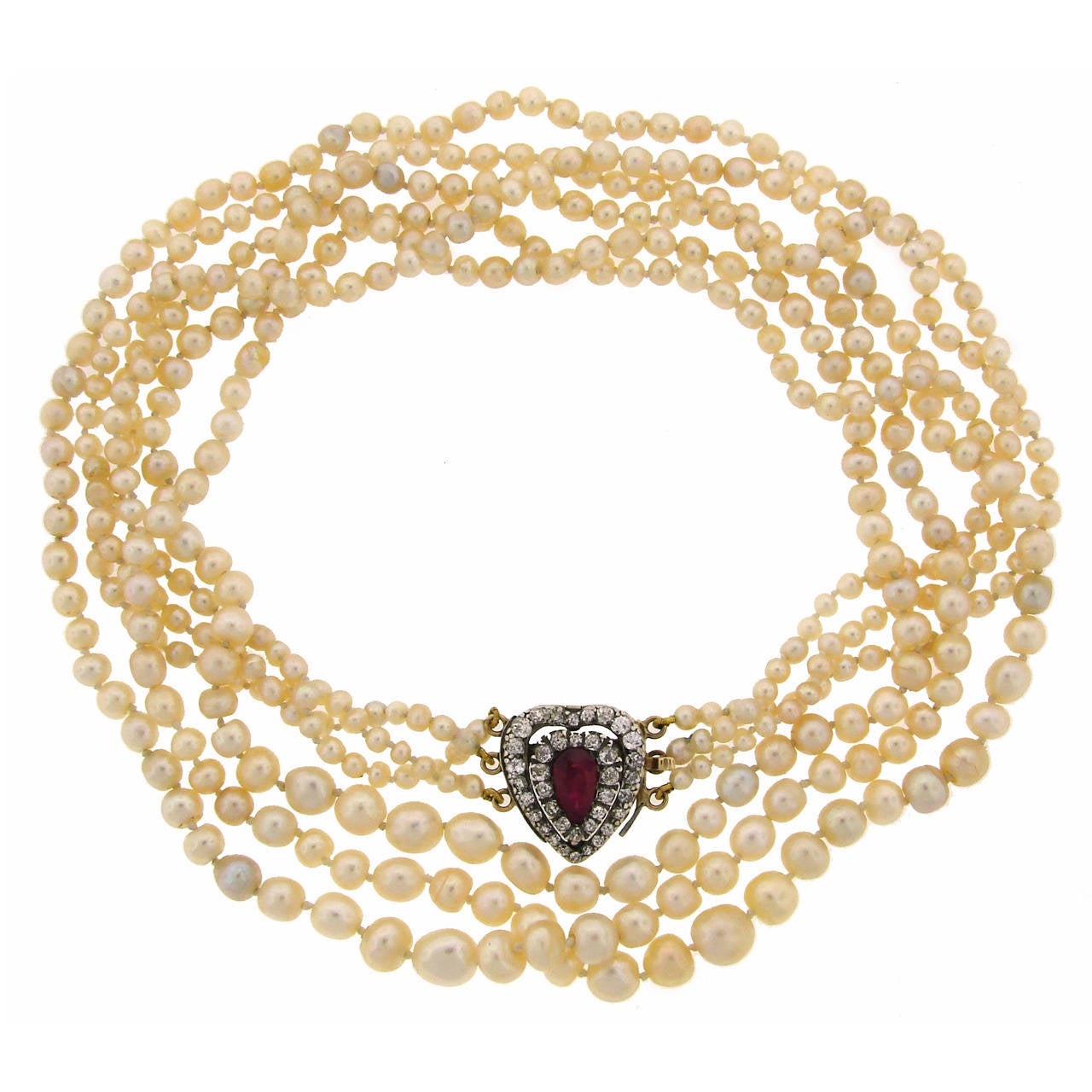 Collier victorien en perles naturelles avec un magnifique fermoir. Nature : trois rangs de perles naturelles avec un fermoir en diamant serti de platine et d'or jaune. Les perles sont accompagnées d'un certificat de Gemological Certification