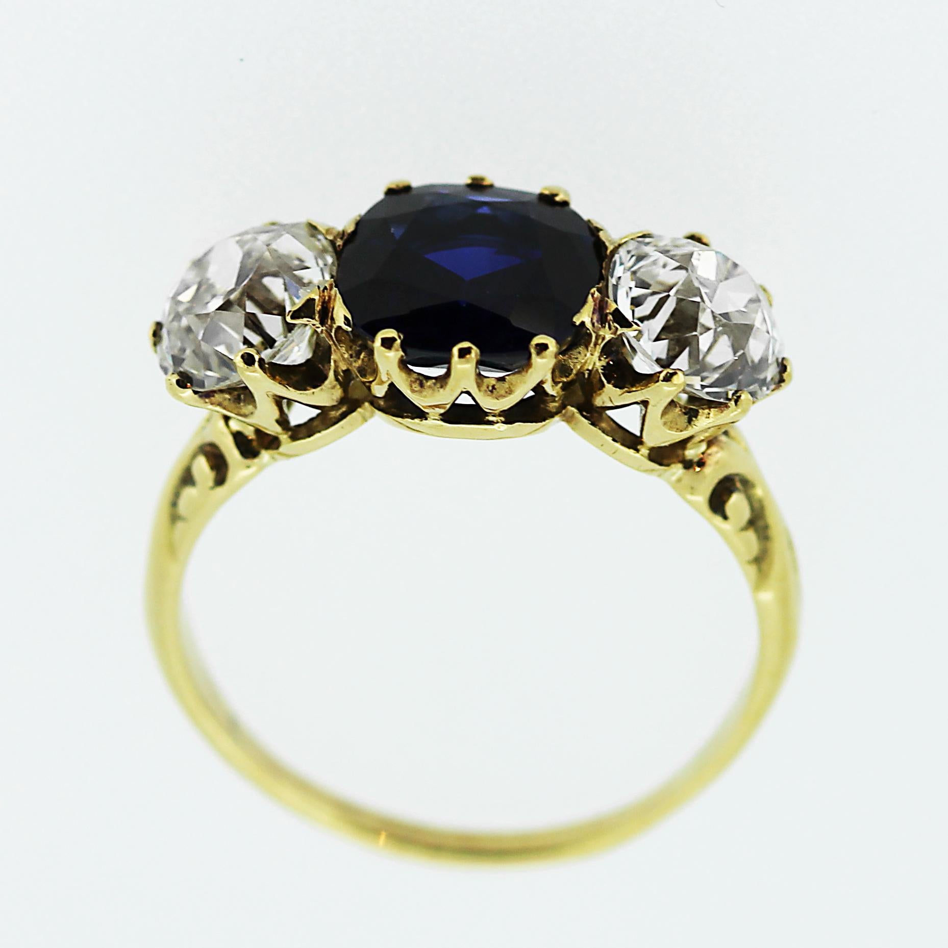 Victorian Natural Sapphire and Diamond Three-Stone Antique Ring with Certificate In Good Condition In London, GB
