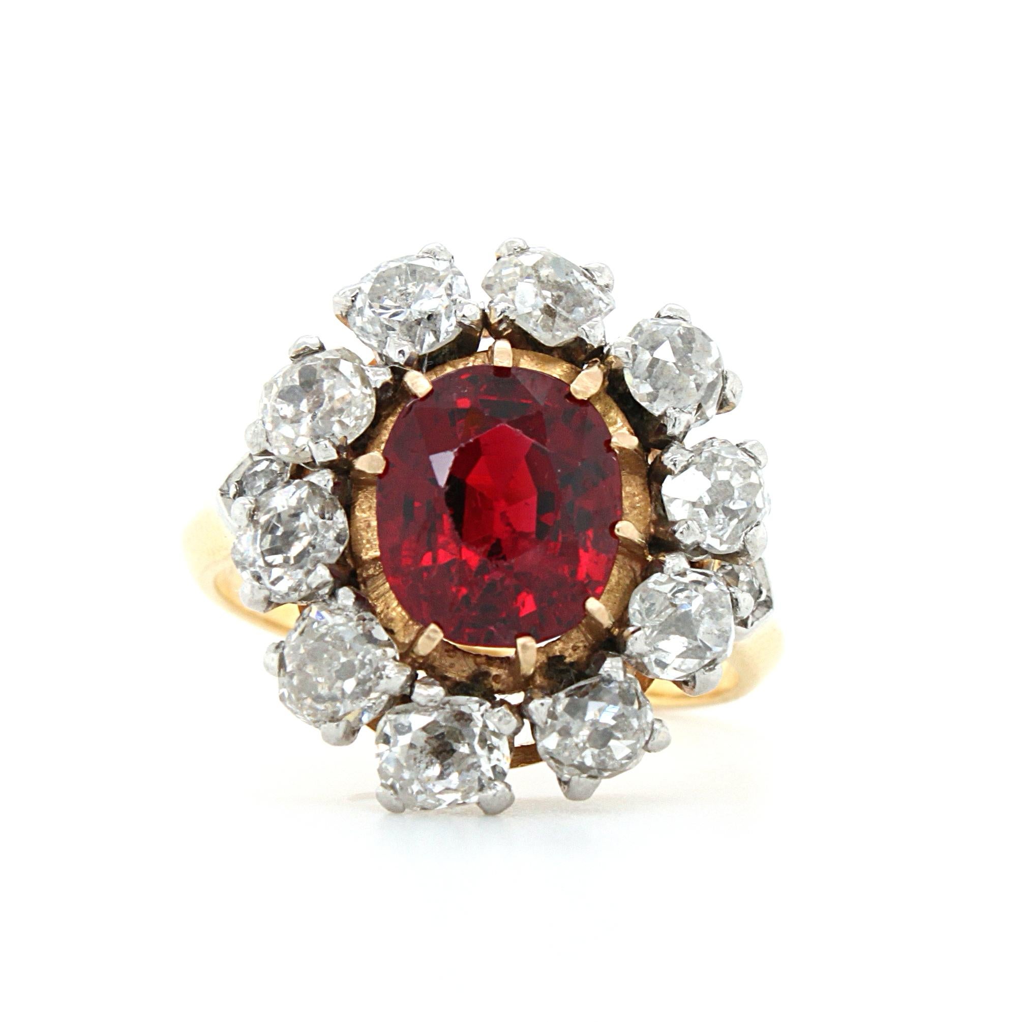 Ein feiner antiker Ring aus rotem Spinell und Diamanten in 18 Karat Gelbgold, frühviktorianisch, ca. 1860er Jahre. Der mittlere Edelstein ist ein antiker Spinell im Kissenschliff - nicht erhitzt - und wird von einem gemmologischen Gutachten