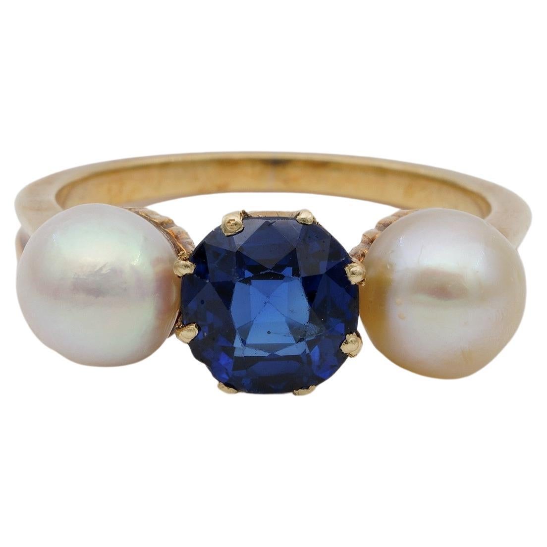 Viktorianischer Ring aus drei Steinen mit natürlichem, unbehandeltem Saphir und natürlicher Perle im Angebot