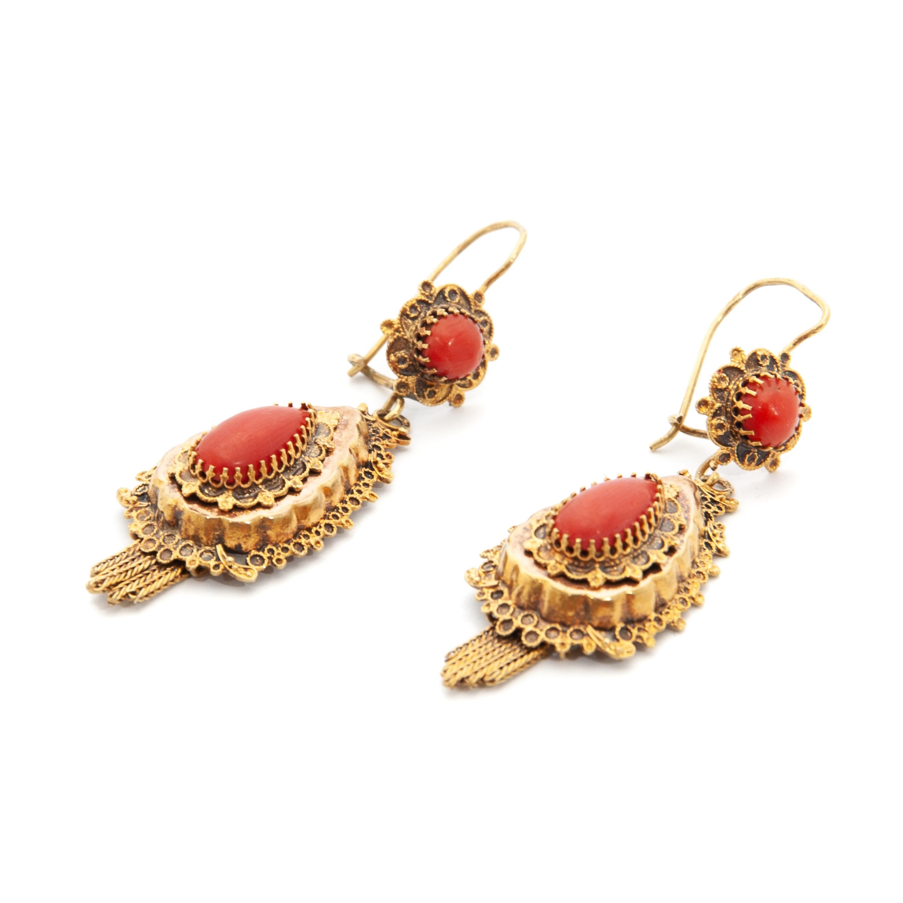 Vintage 14K Yellow Gold Natural Red Coral Dangle Earrings In Good Condition For Sale In Rotterdam, NL