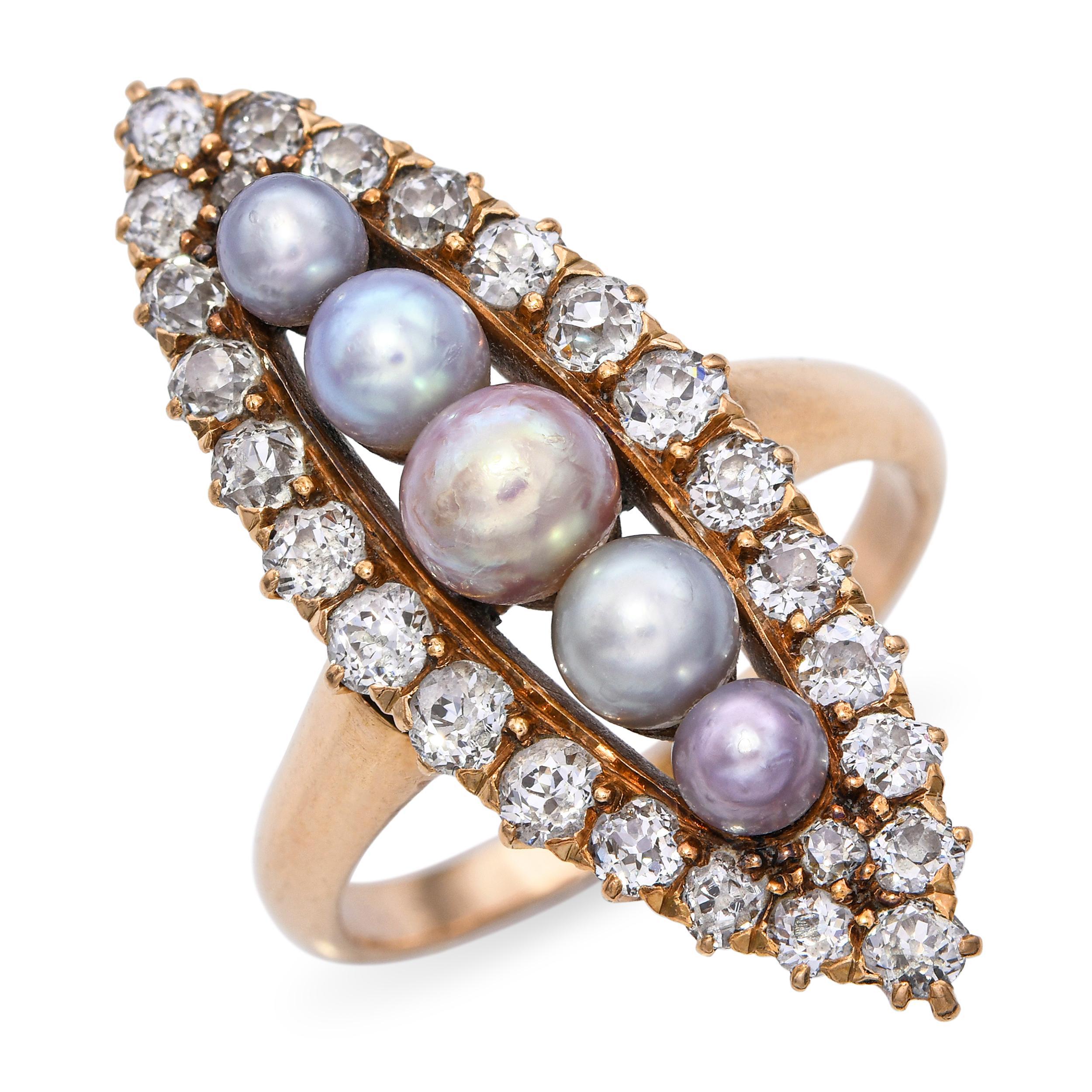 Uno splendido anello antico vittoriano a navette realizzato in oro giallo 18 carati, con una fila graduata di perle naturali incorniciata da un bordo scintillante di diamanti tagliati da una vecchia miniera. La silhouette allungata a forma di