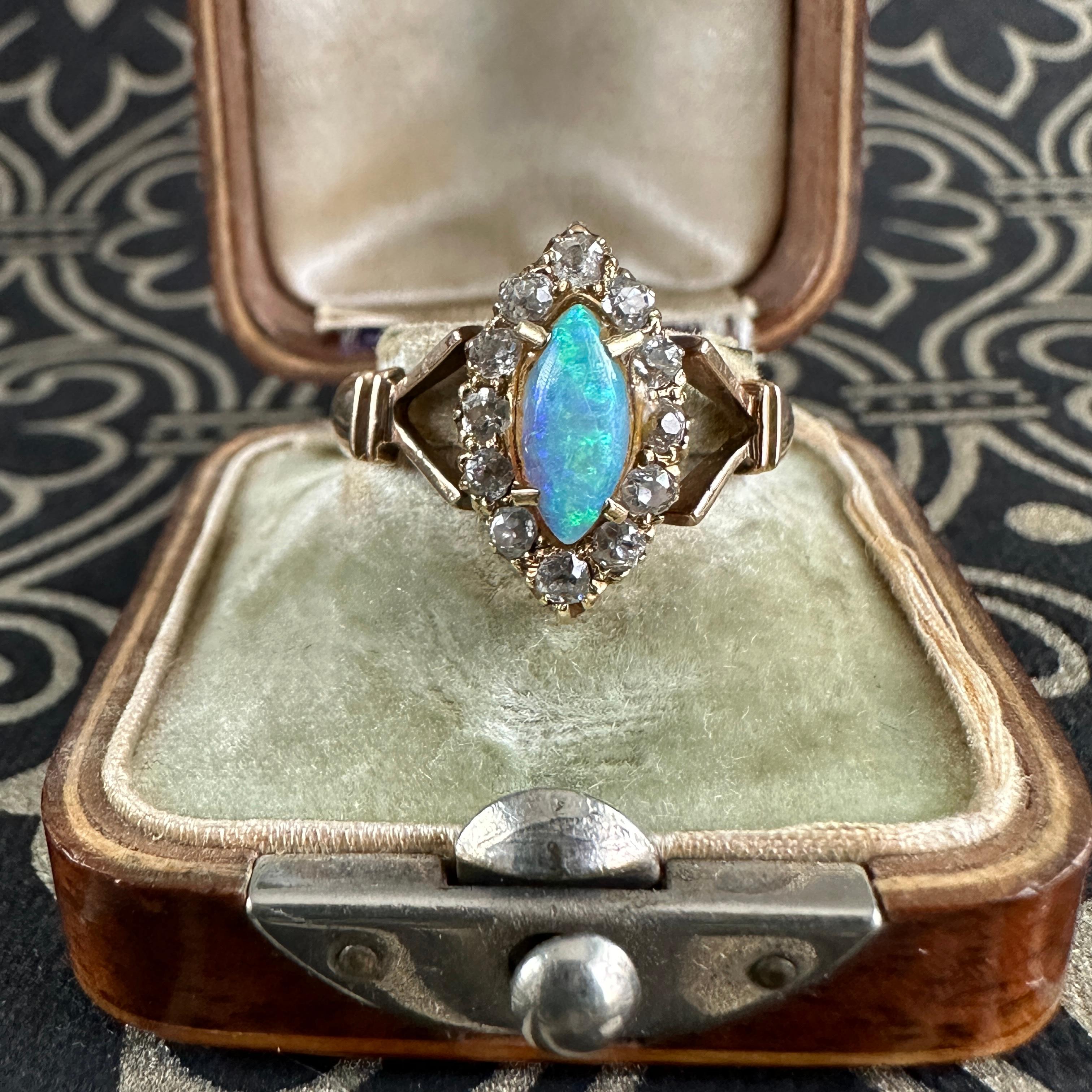 Viktorianischer Navette Diamant-Opal-Diamant-Opal-Diamant-Ring aus 18K im Angebot 5