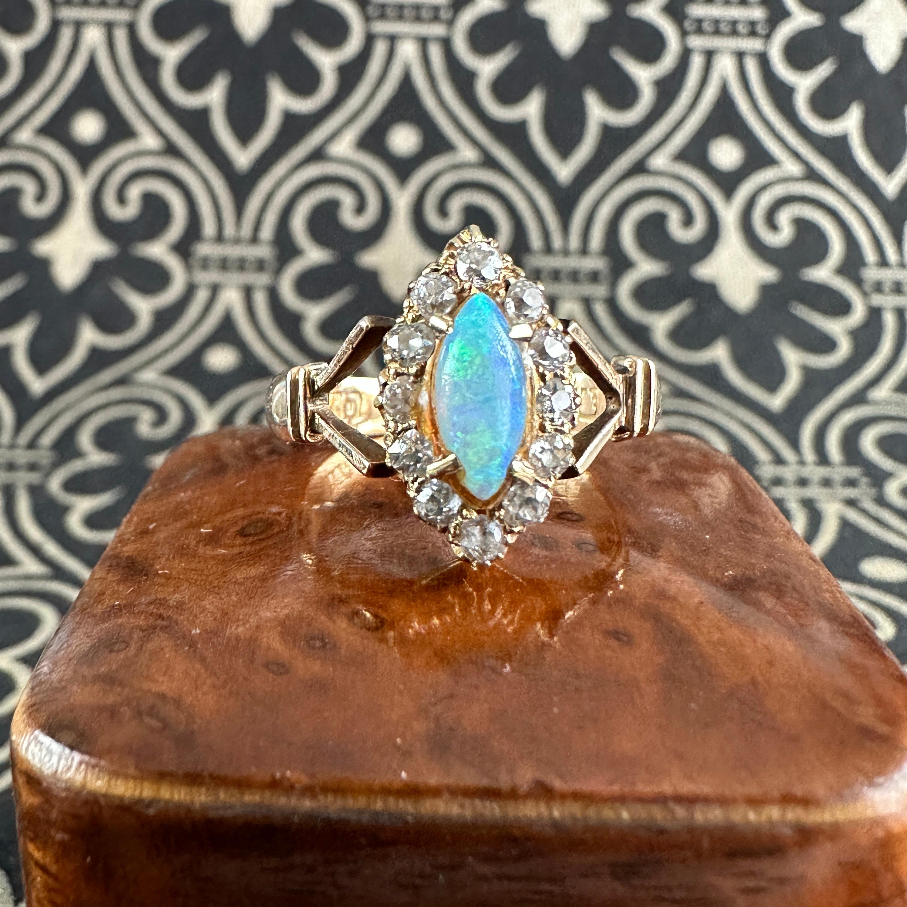 Viktorianischer Navette Diamant-Opal-Diamant-Opal-Diamant-Ring aus 18K im Angebot 7
