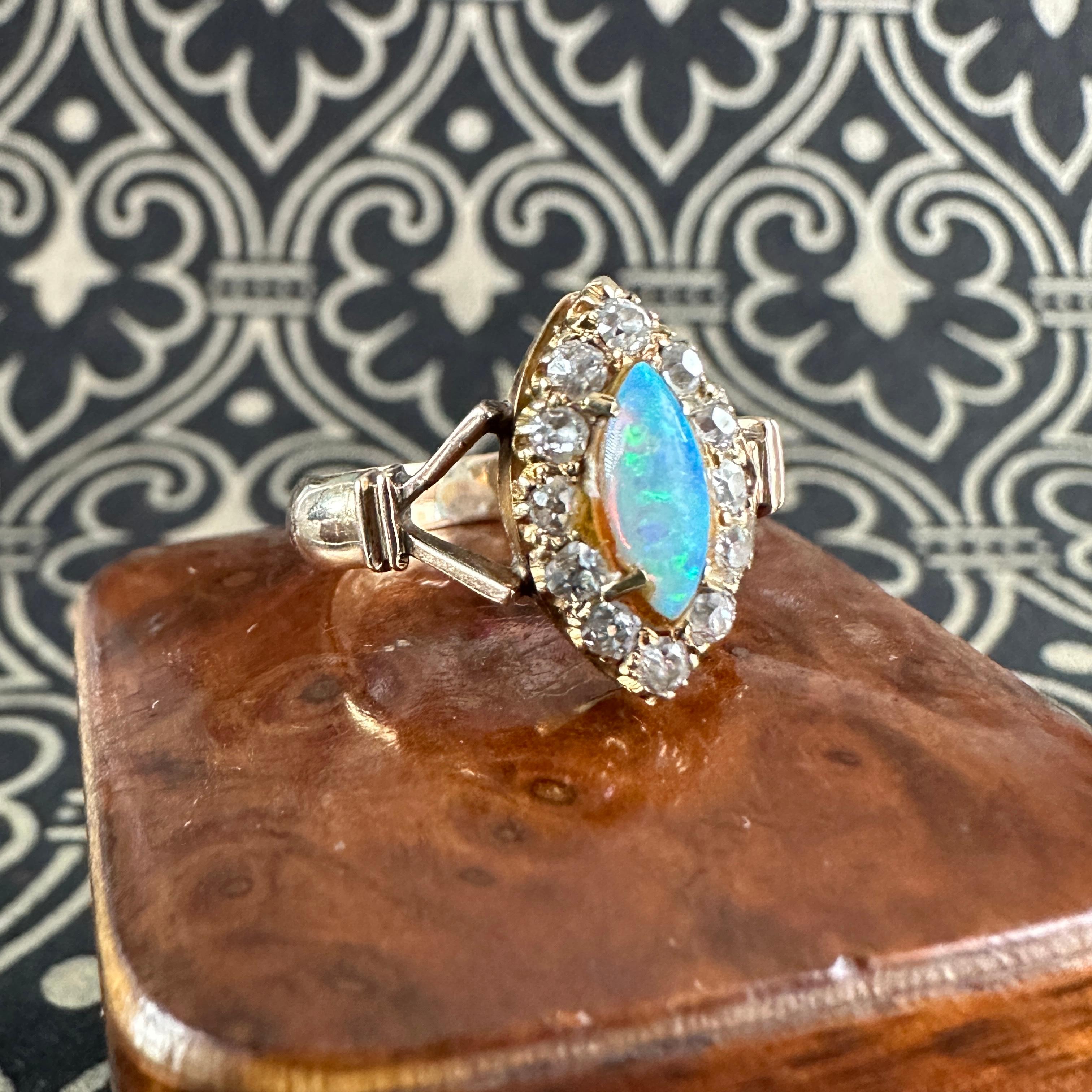 Viktorianischer Navette Diamant-Opal-Diamant-Opal-Diamant-Ring aus 18K im Angebot 8