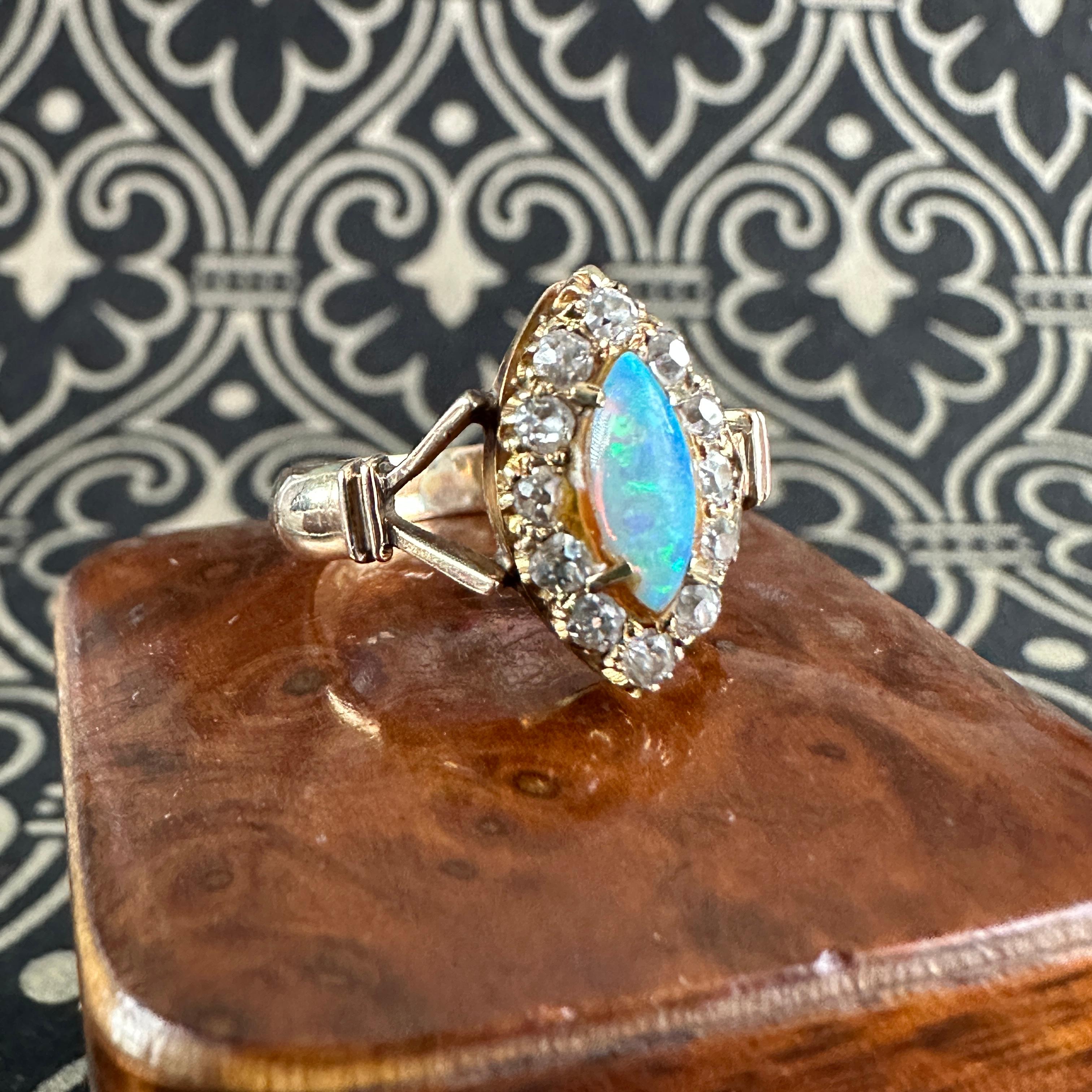 Viktorianischer Navette Diamant-Opal-Diamant-Opal-Diamant-Ring aus 18K im Angebot 9