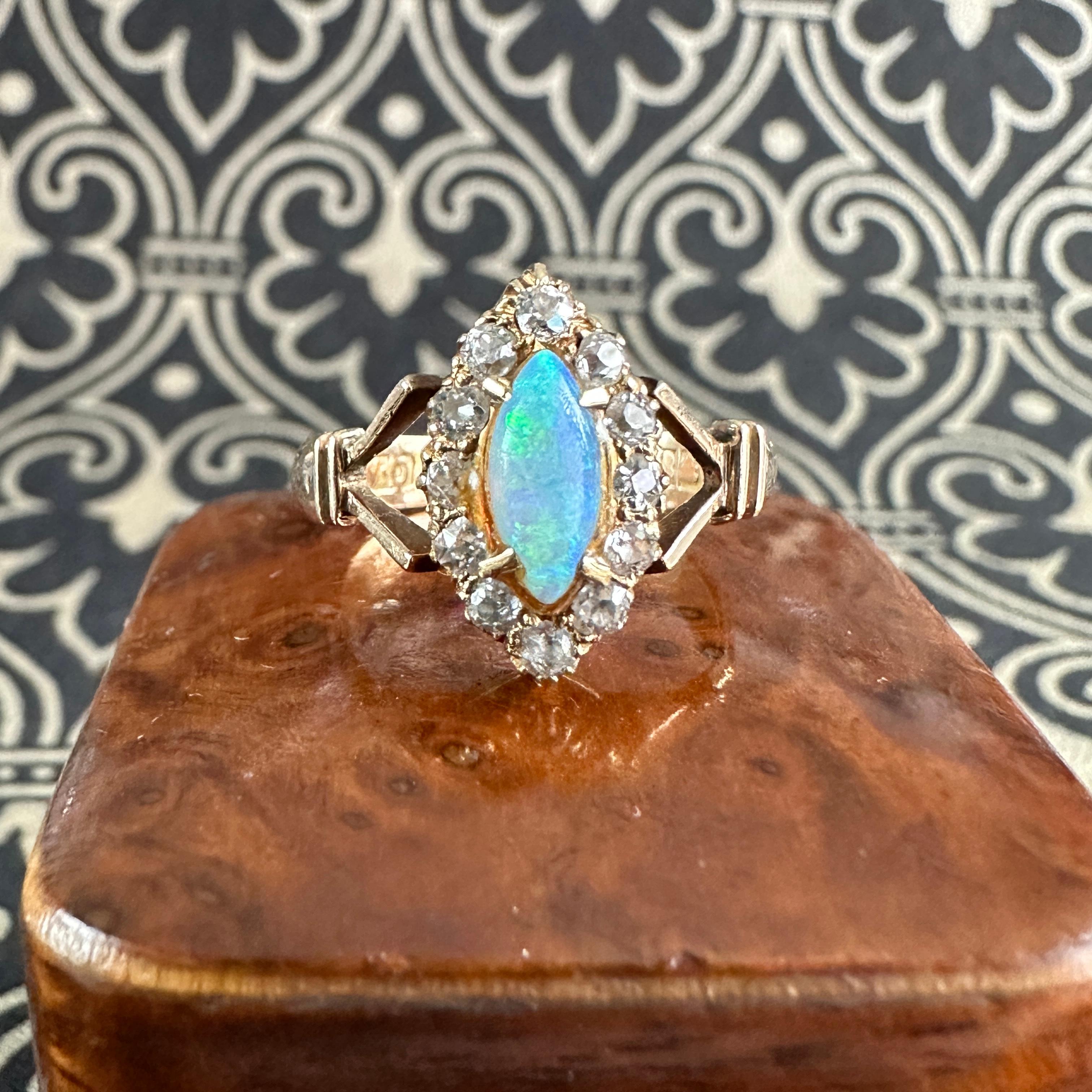 Viktorianischer Navette Diamant-Opal-Diamant-Opal-Diamant-Ring aus 18K (Cabochon) im Angebot