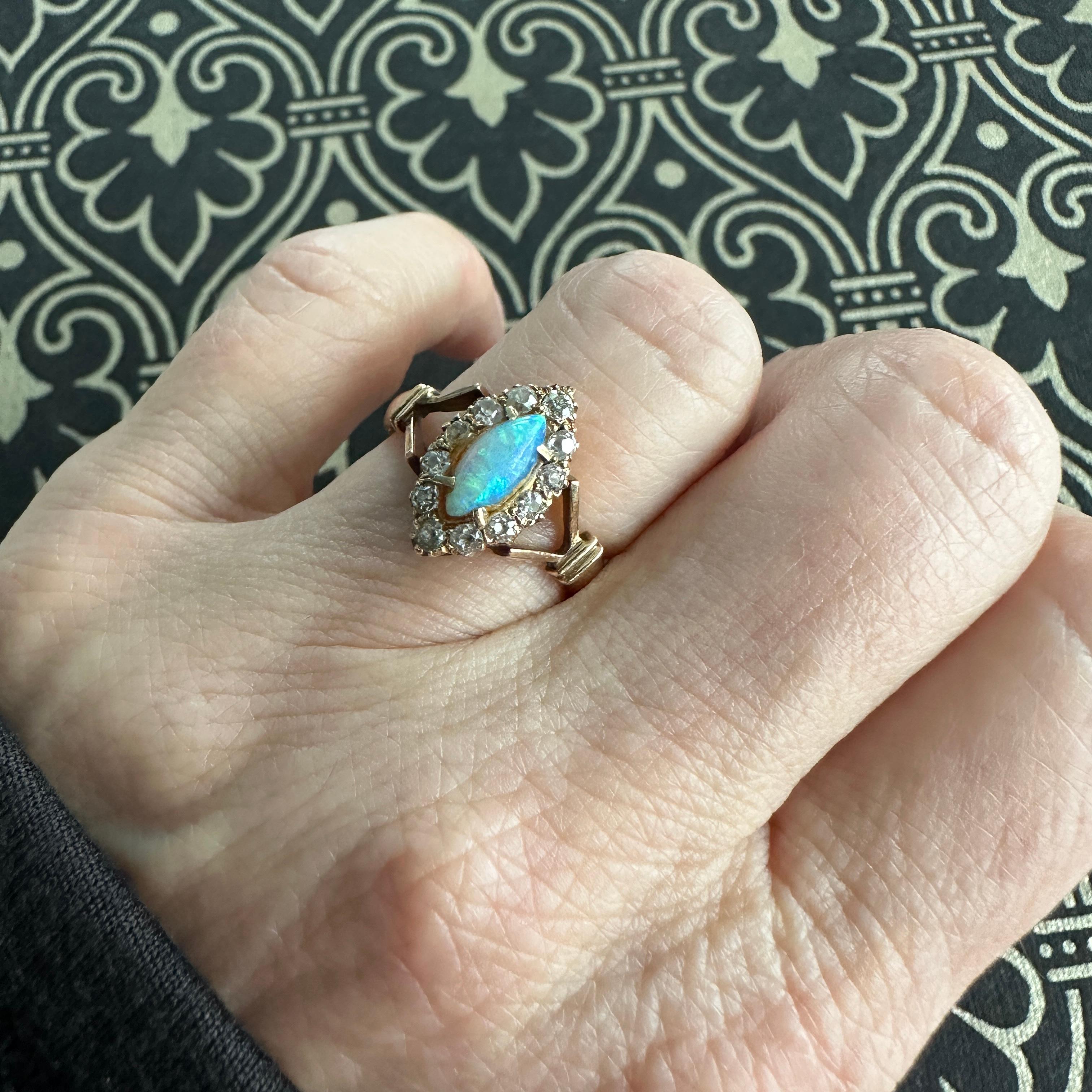 Viktorianischer Navette Diamant-Opal-Diamant-Opal-Diamant-Ring aus 18K im Zustand „Gut“ im Angebot in Scotts Valley, CA