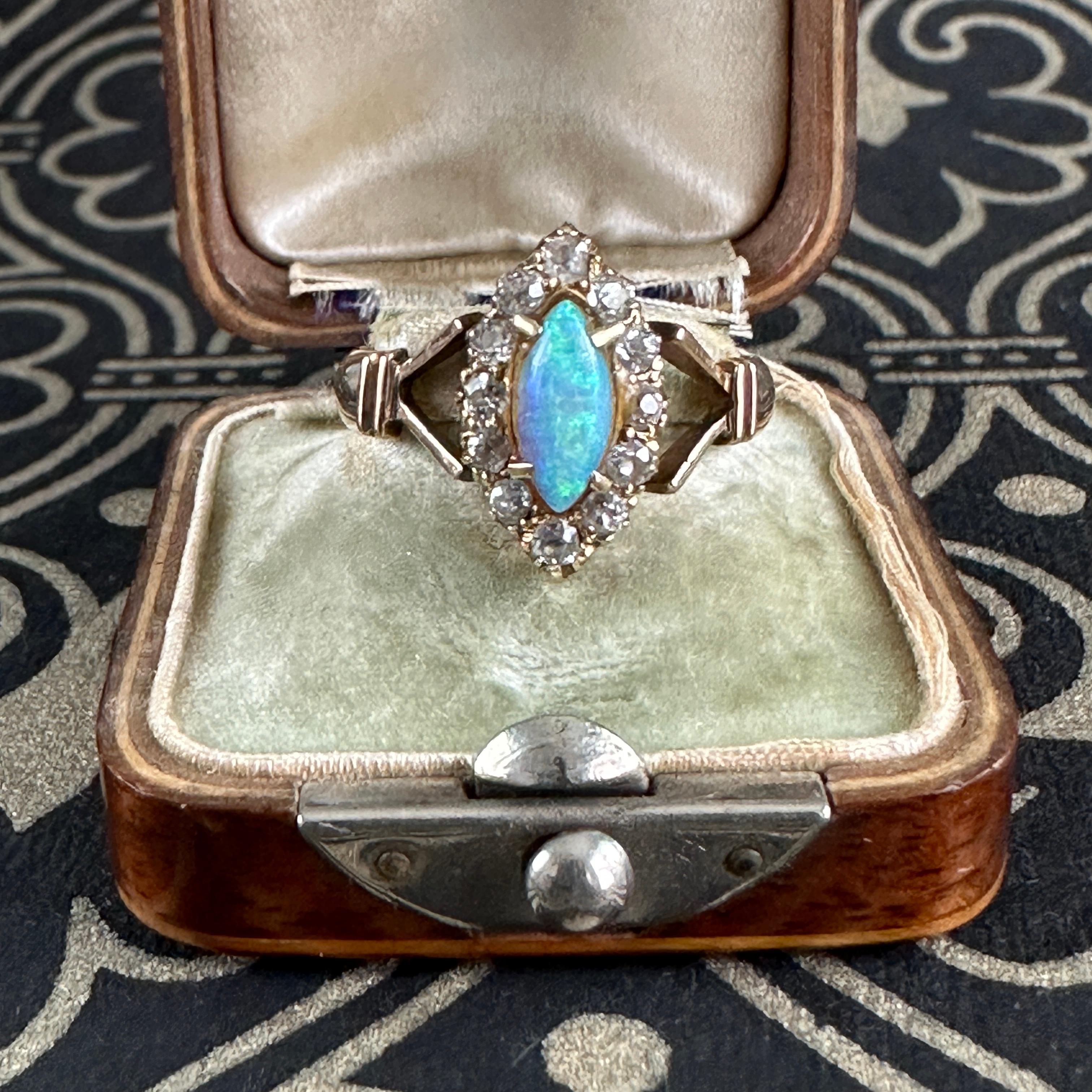 Viktorianischer Navette Diamant-Opal-Diamant-Opal-Diamant-Ring aus 18K Damen im Angebot