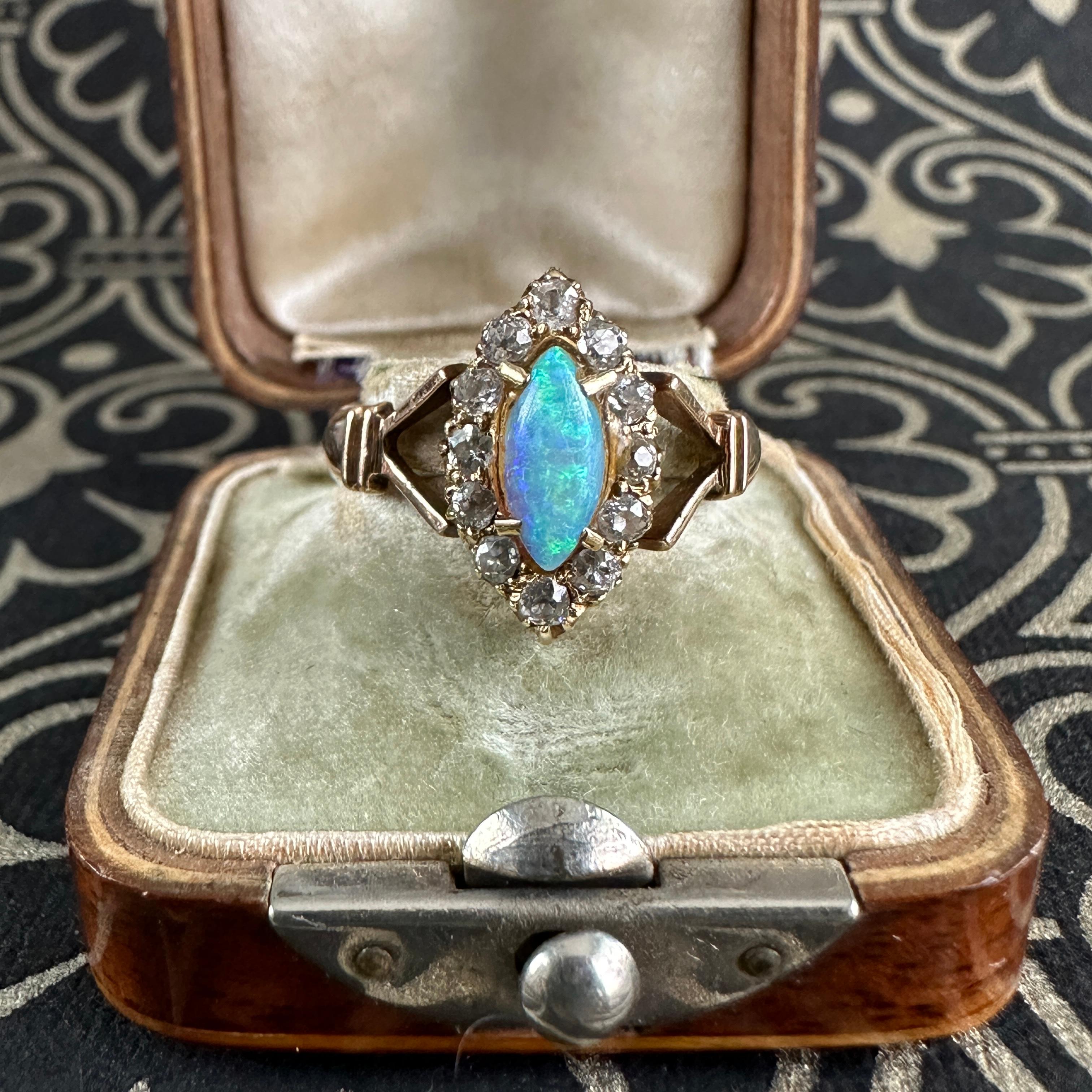 Viktorianischer Navette Diamant-Opal-Diamant-Opal-Diamant-Ring aus 18K im Angebot 1