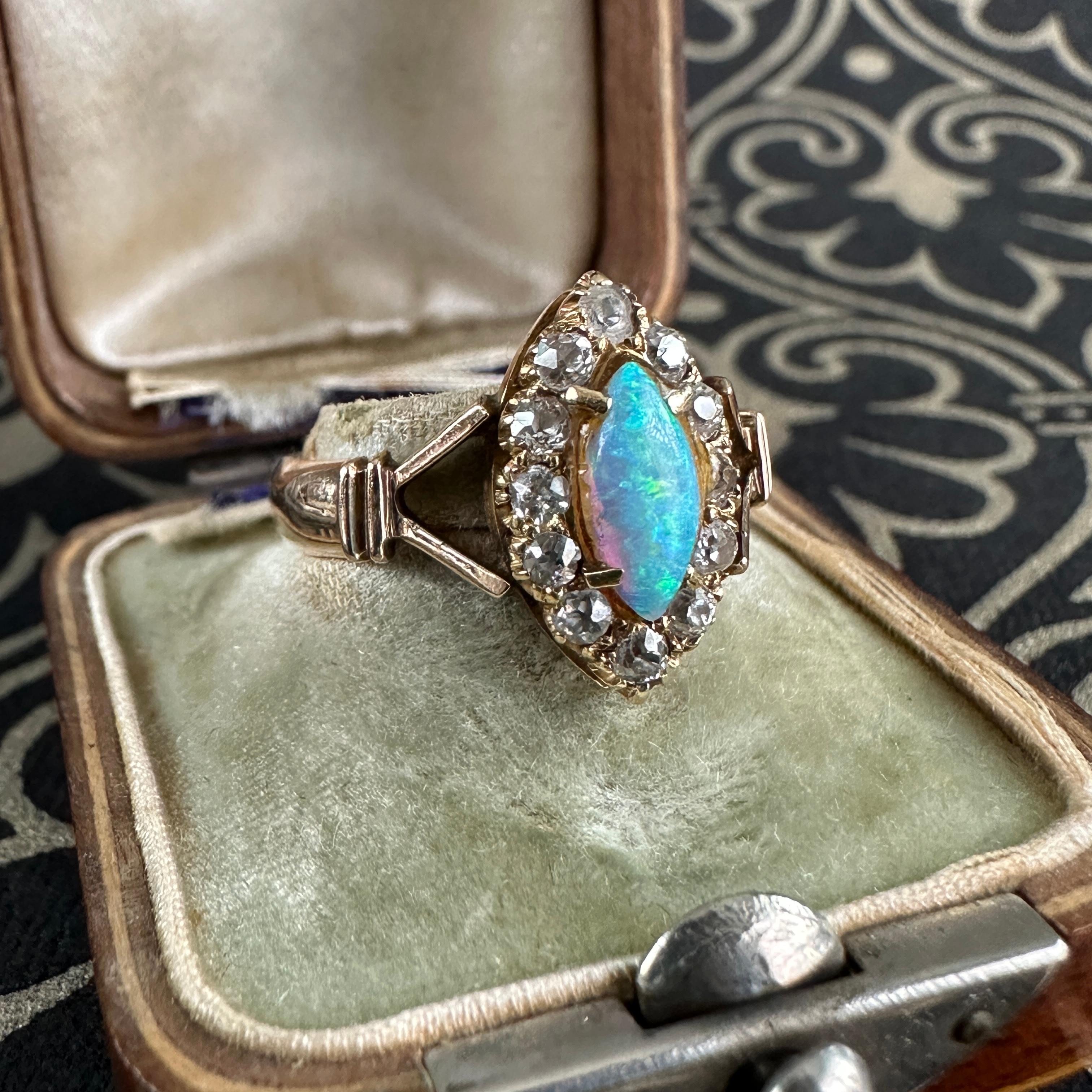 Viktorianischer Navette Diamant-Opal-Diamant-Opal-Diamant-Ring aus 18K im Angebot 2