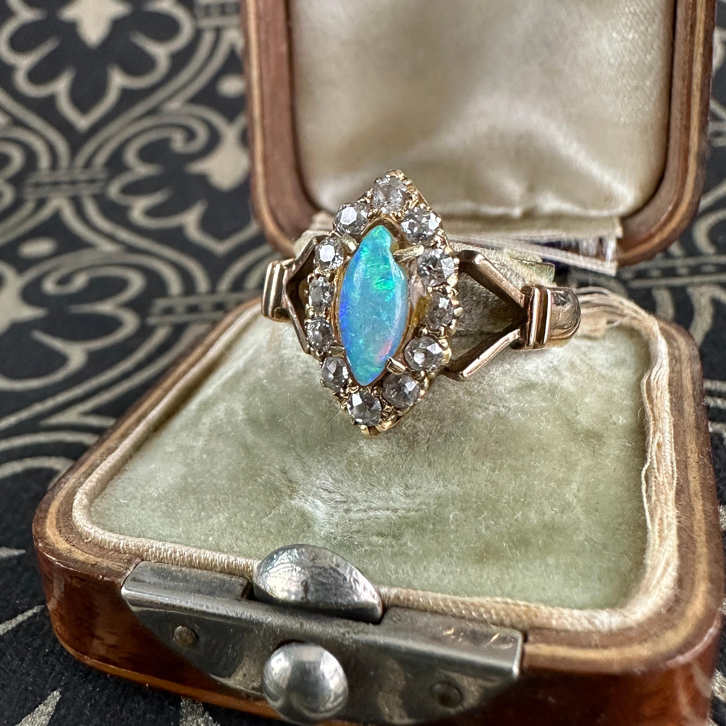 Viktorianischer Navette Diamant-Opal-Diamant-Opal-Diamant-Ring aus 18K im Angebot 3
