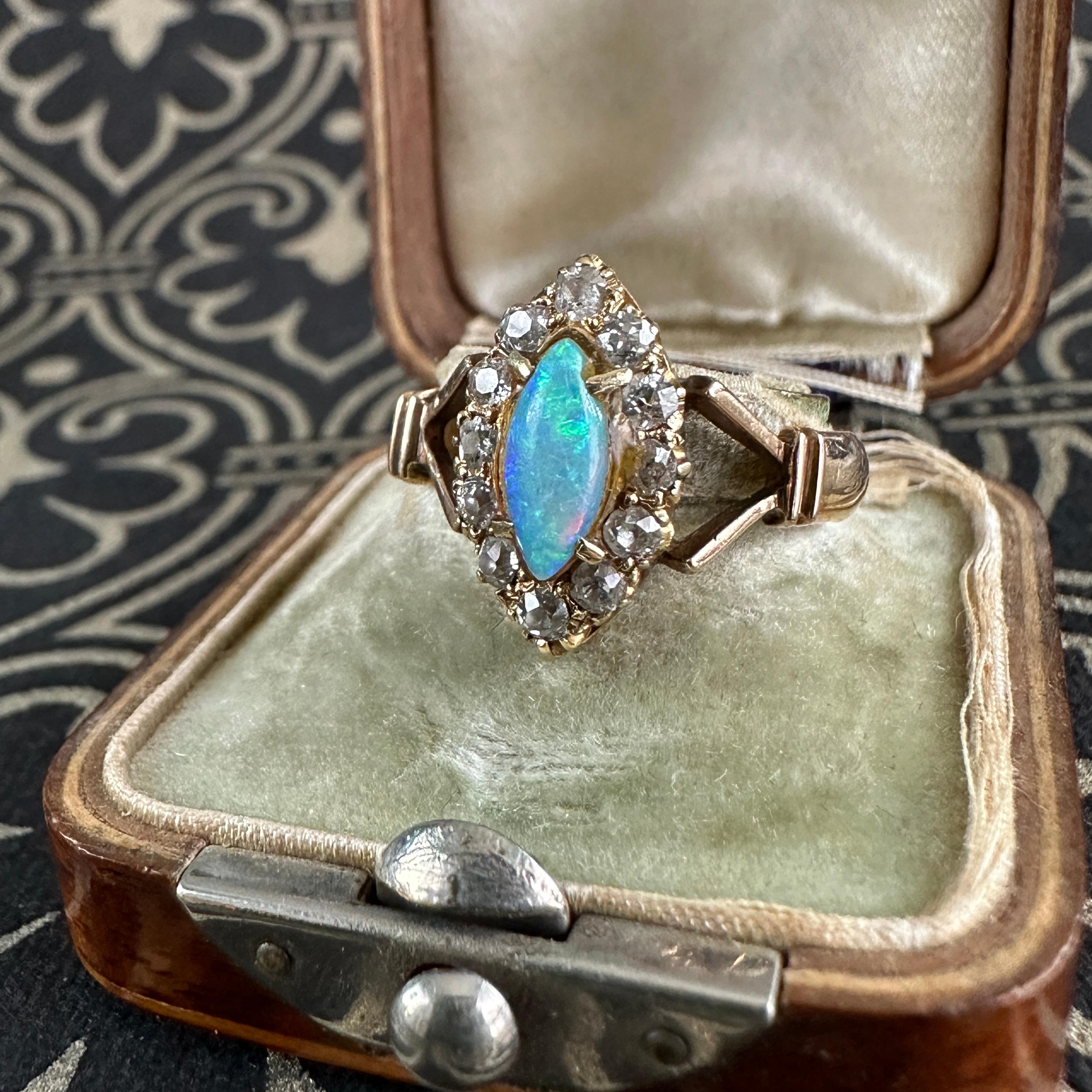 Viktorianischer Navette Diamant-Opal-Diamant-Opal-Diamant-Ring aus 18K im Angebot 4